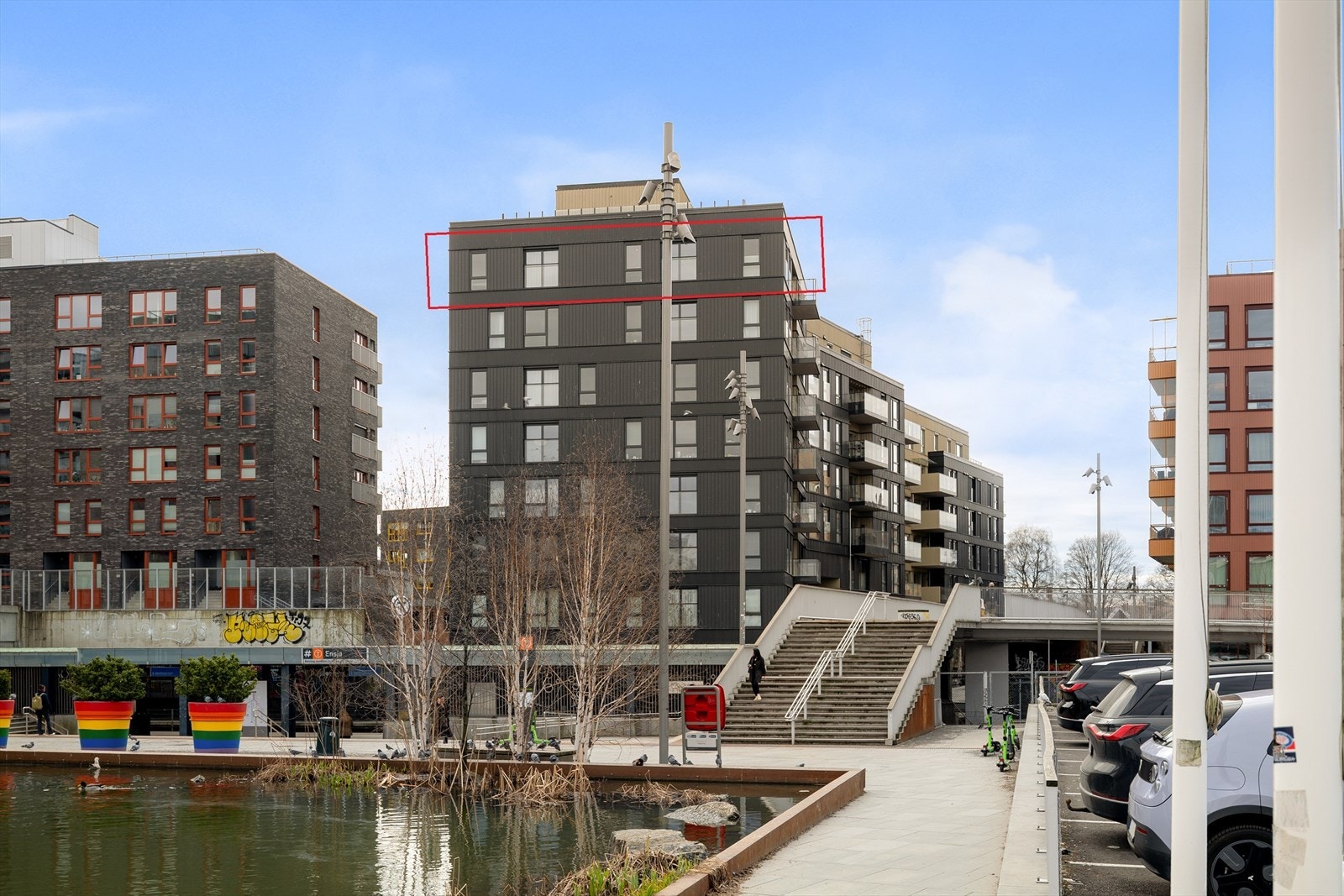 Leiligheten har en fantastisk flott beliggenhet - luftig og fritt i toppetasjen (8.etasje)! Den er en del av Prosjektet Vario som var siste trinn i Skanska sin utbygging av Ensjø Torg. Galleribilde