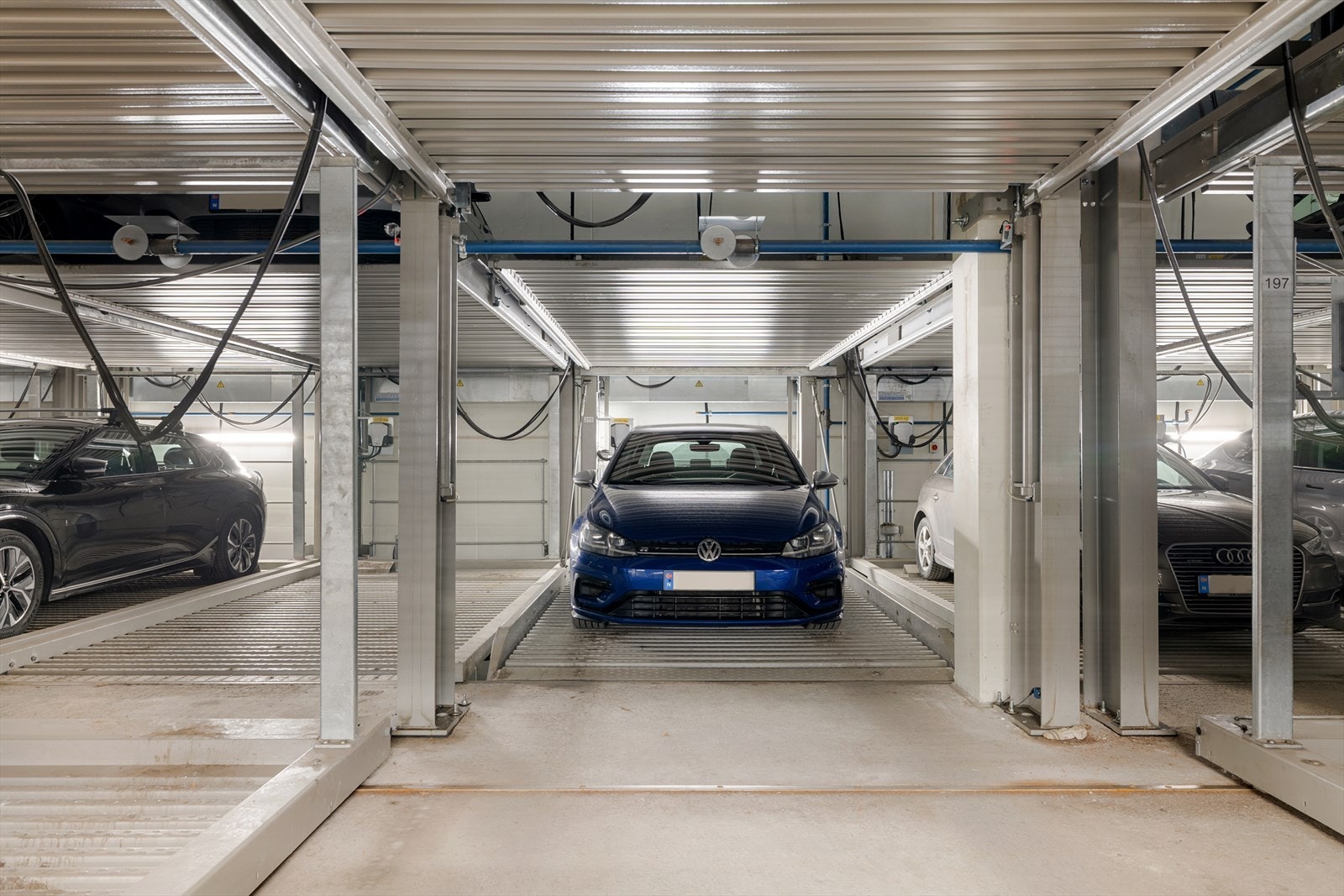 Med leiligheten følger det 1 parkeringsplass i felles garasjeanlegg. P-plassen har el-bil lader. Det er mulighet for å kjøpe ytterligere en p-plass av selger. Galleribilde