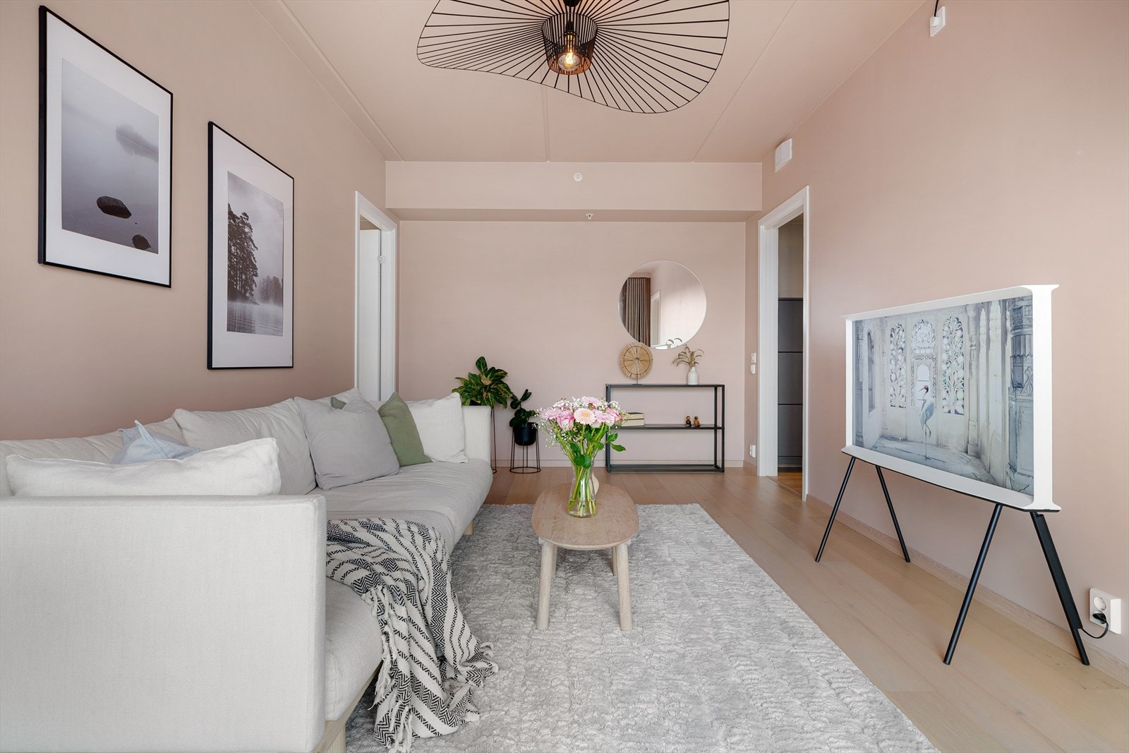 Stuen har med sin dusrosa fargetone en behagelig og harmonisk atmosfære. Å male vegger og tak i samme farge gir følelsen av et større rom, og skaper også en mer helhetlig stil på rommet. Galleribilde