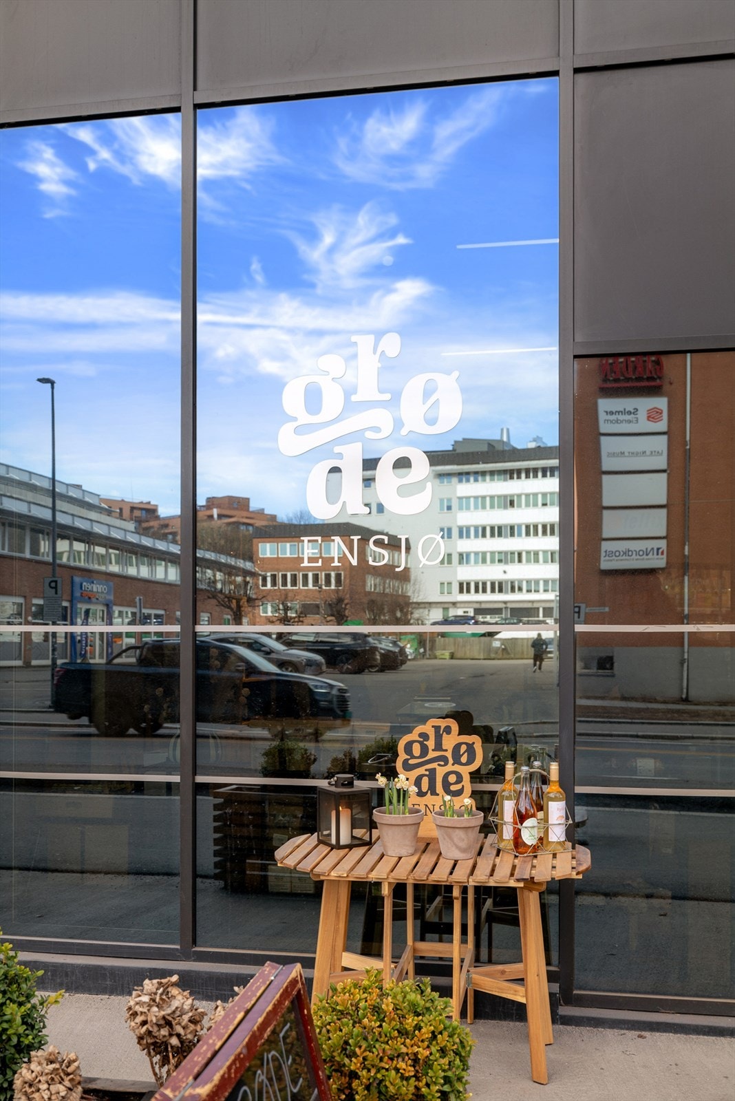 Grøde - Nabolaget har også fått sin egen delikatessebutikk. I tillegg til delikatessebutikk og Åpent bakeri er det både asiatisk fusion, Spar-butikk, apotek og Dr. Drop-in i bygget - så her dekkes alle behov Galleribilde
