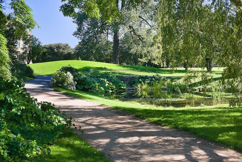 Av andre frodige parkområder i nærheten anbefales Botanisk hage, en idyllisk park med et rikt planteliv som også er en del av Naturhistorisk, Zoologisk og Geologisk museum! Galleribilde