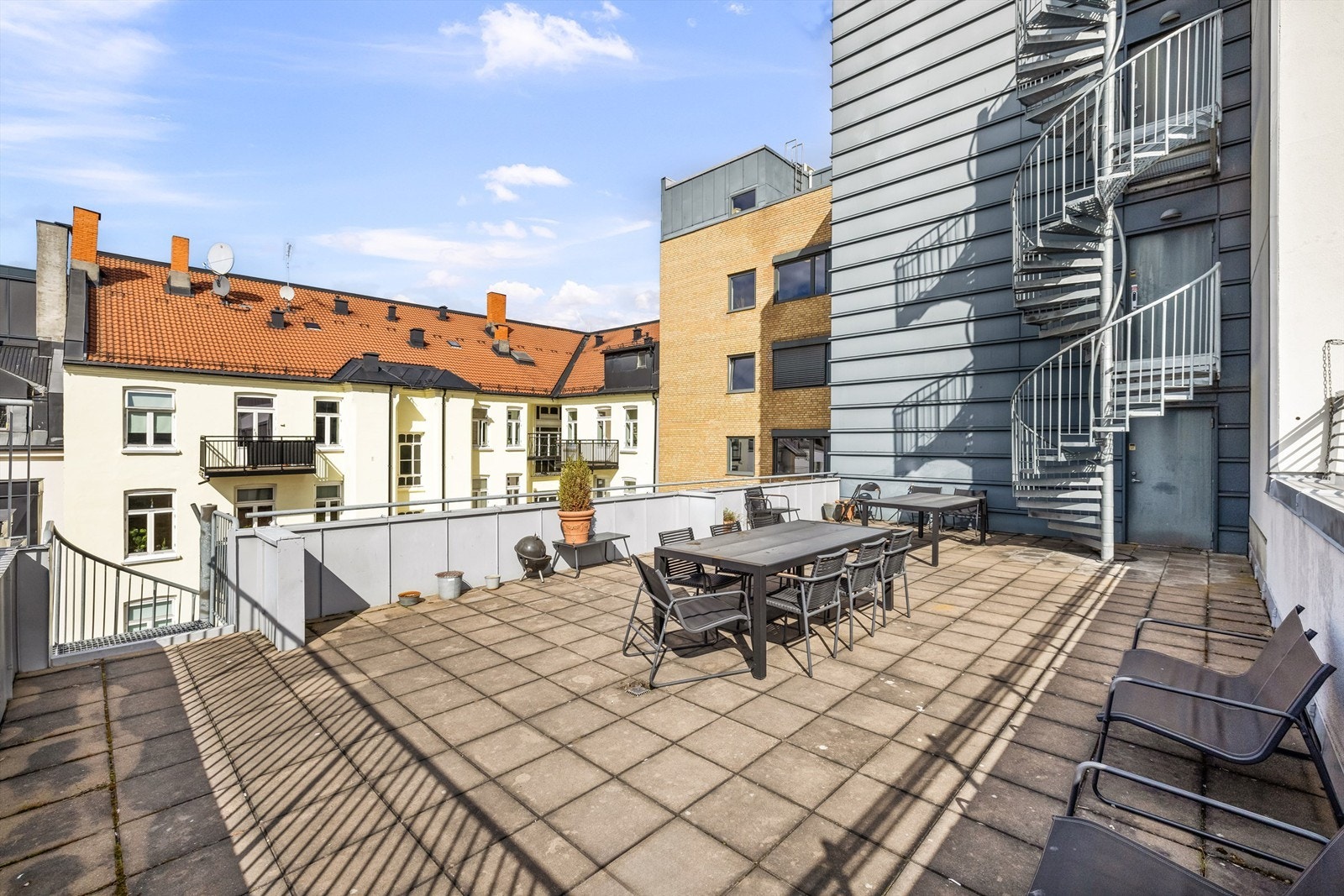 Borettslaget har en felles takterrasse med god plass til utemøbler, perfekt for sosiale sammenkomster. Galleribilde