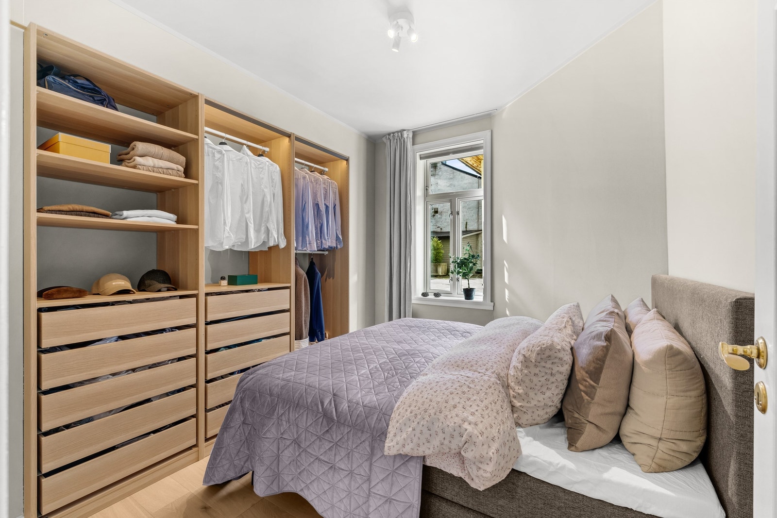 Hovedsoverommet vender mot en rolig bakgård og er utstyrt med en romslig garderobeløsning. Galleribilde