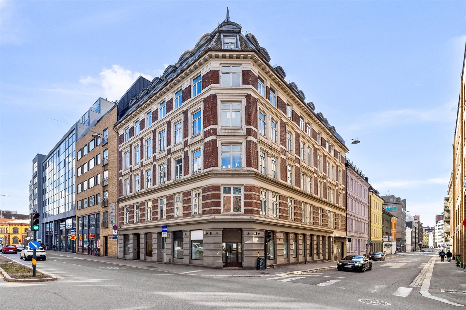 Beliggenheten er svært sentral med kort vei til Youngstorget, Grünerløkka og et rikt utvalg av restauranter og kulturtilbud. Galleribilde