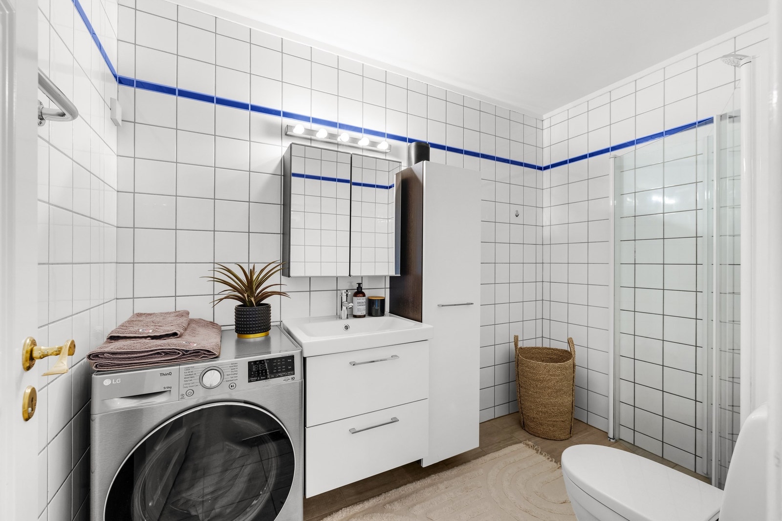 Badet er utstyrt med vegghengt servantskap, speilskap og har opplegg for vaskemaskin. Galleribilde