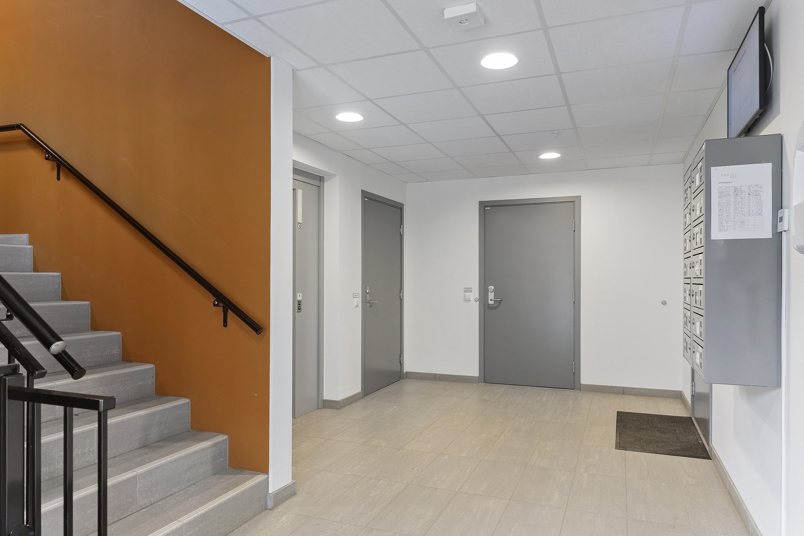 Hyggelig felles inngangsparti med heis Galleribilde