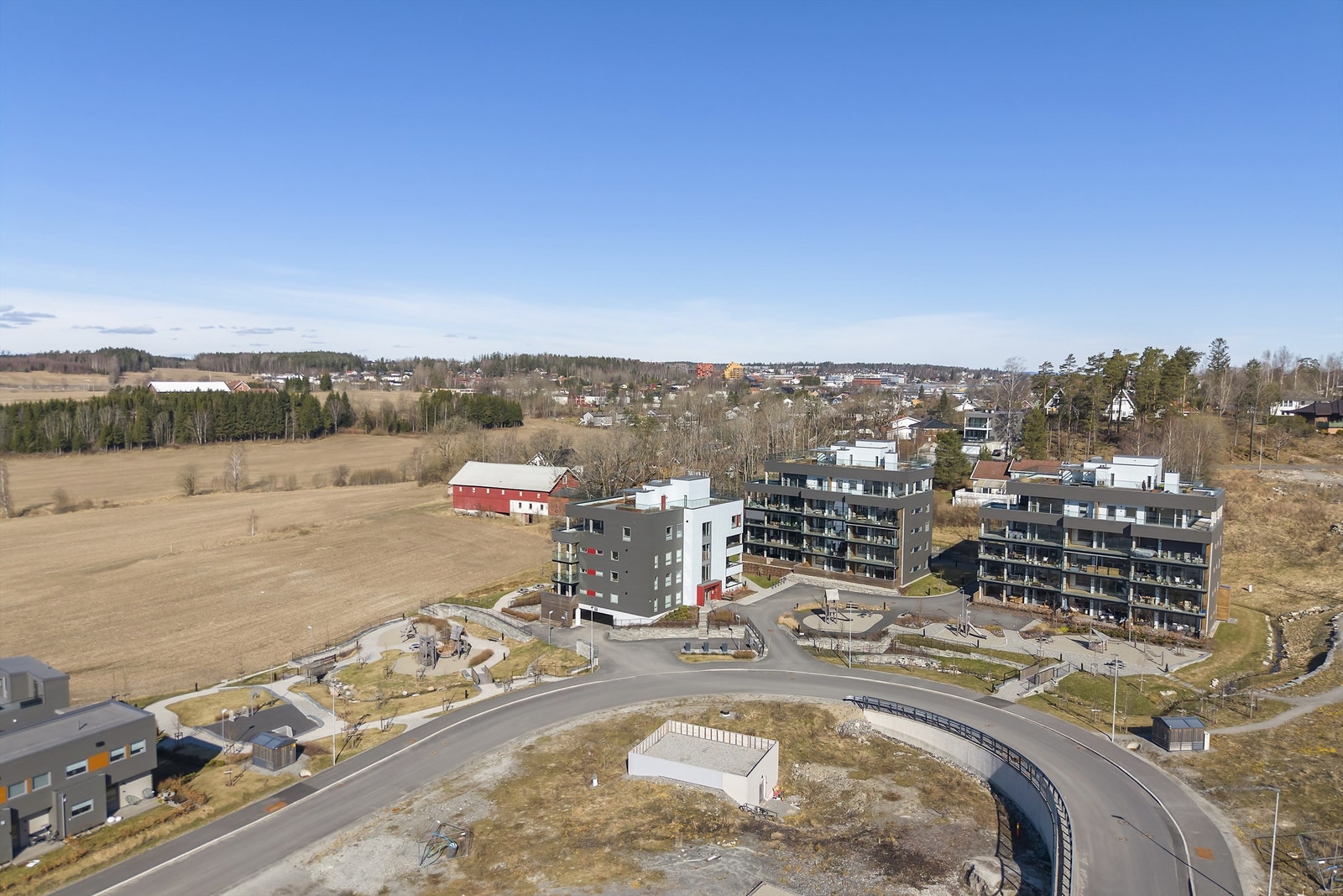 Hverdagslogistikken er enkel. Eikeliveien barnehage er en kort spasertur unna, og det er gangavstand til bussholdeplassen på Høysletta. Galleribilde