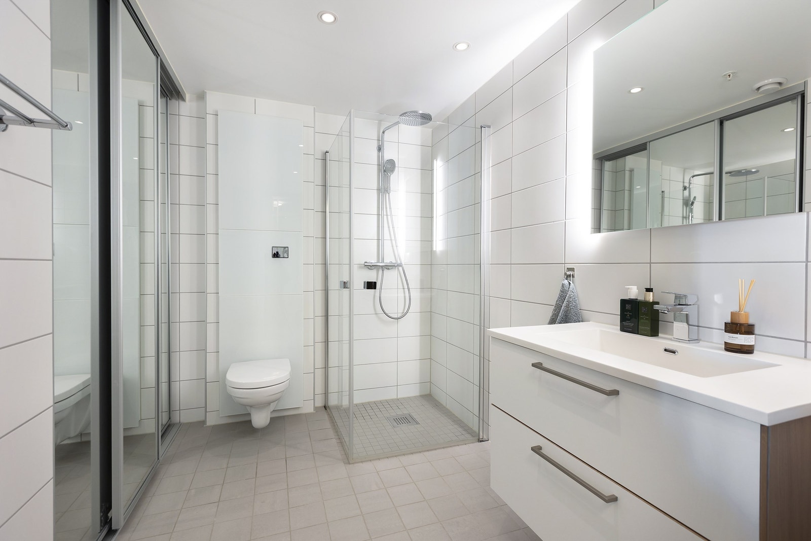 Badet har flislagte overflater, gulvvarme og downlights i taket. Galleribilde