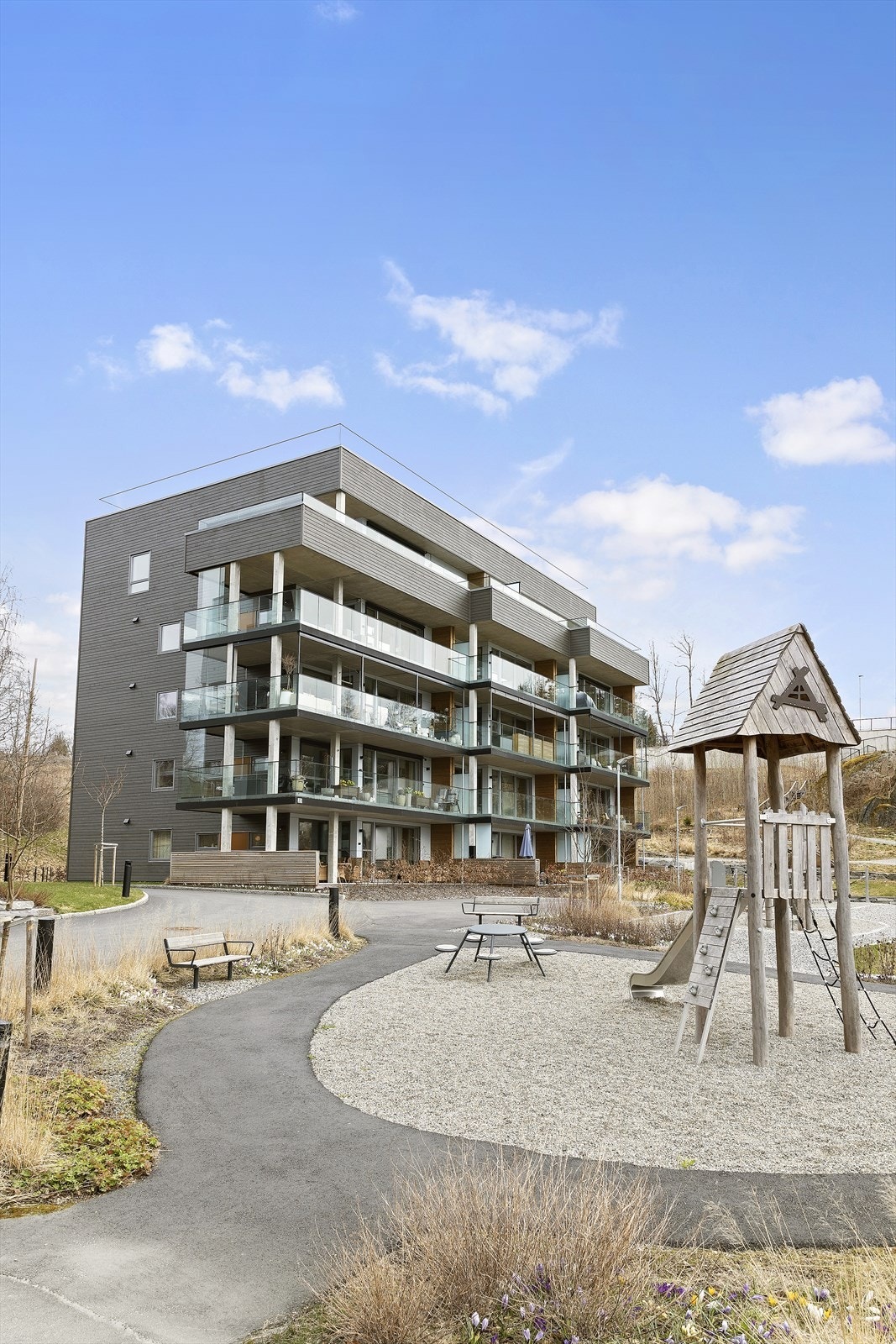 Det er en fin lekeplass rett utenfor leiligheten. Galleribilde