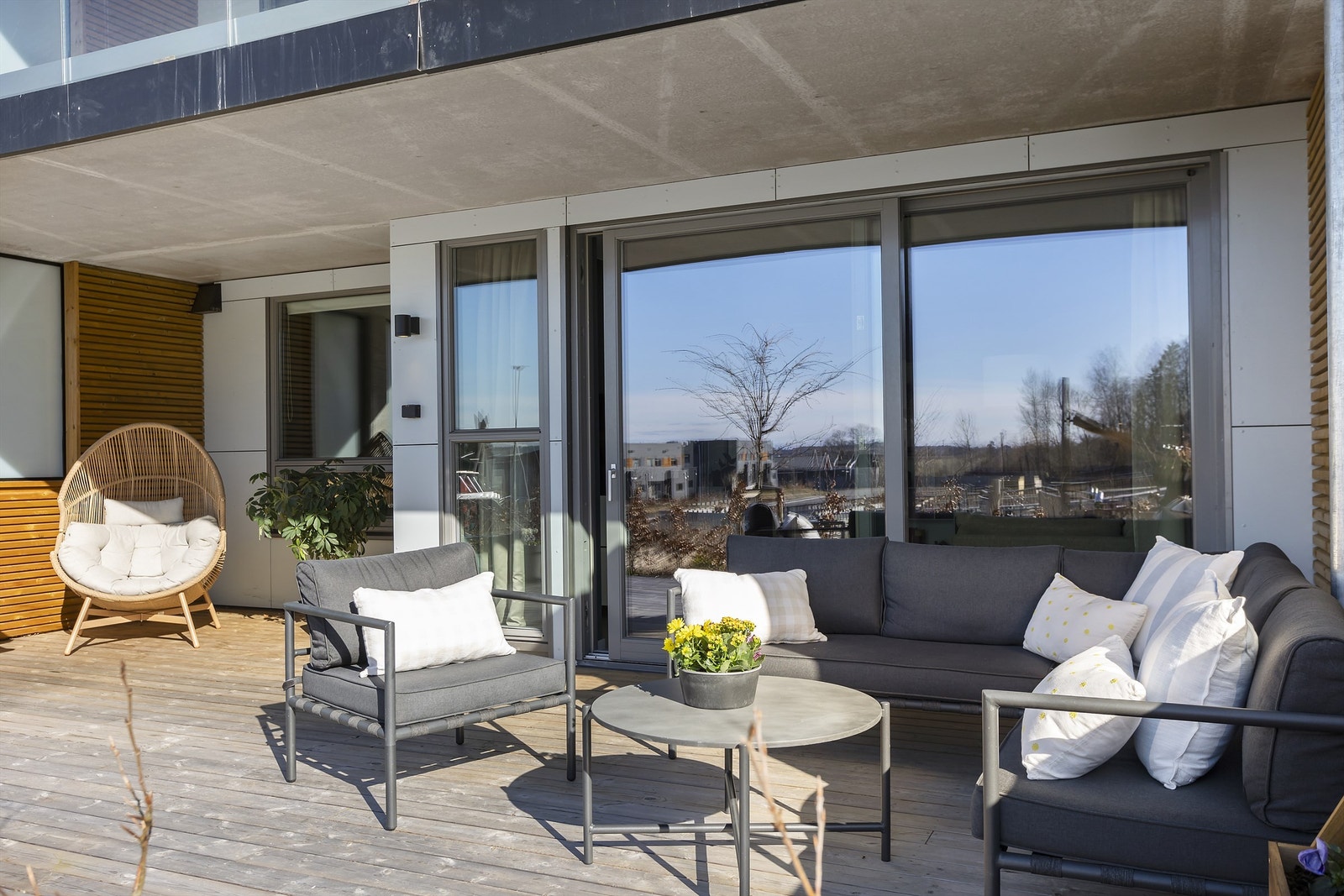 Sydvendt terrasse med fine solforhold Galleribilde