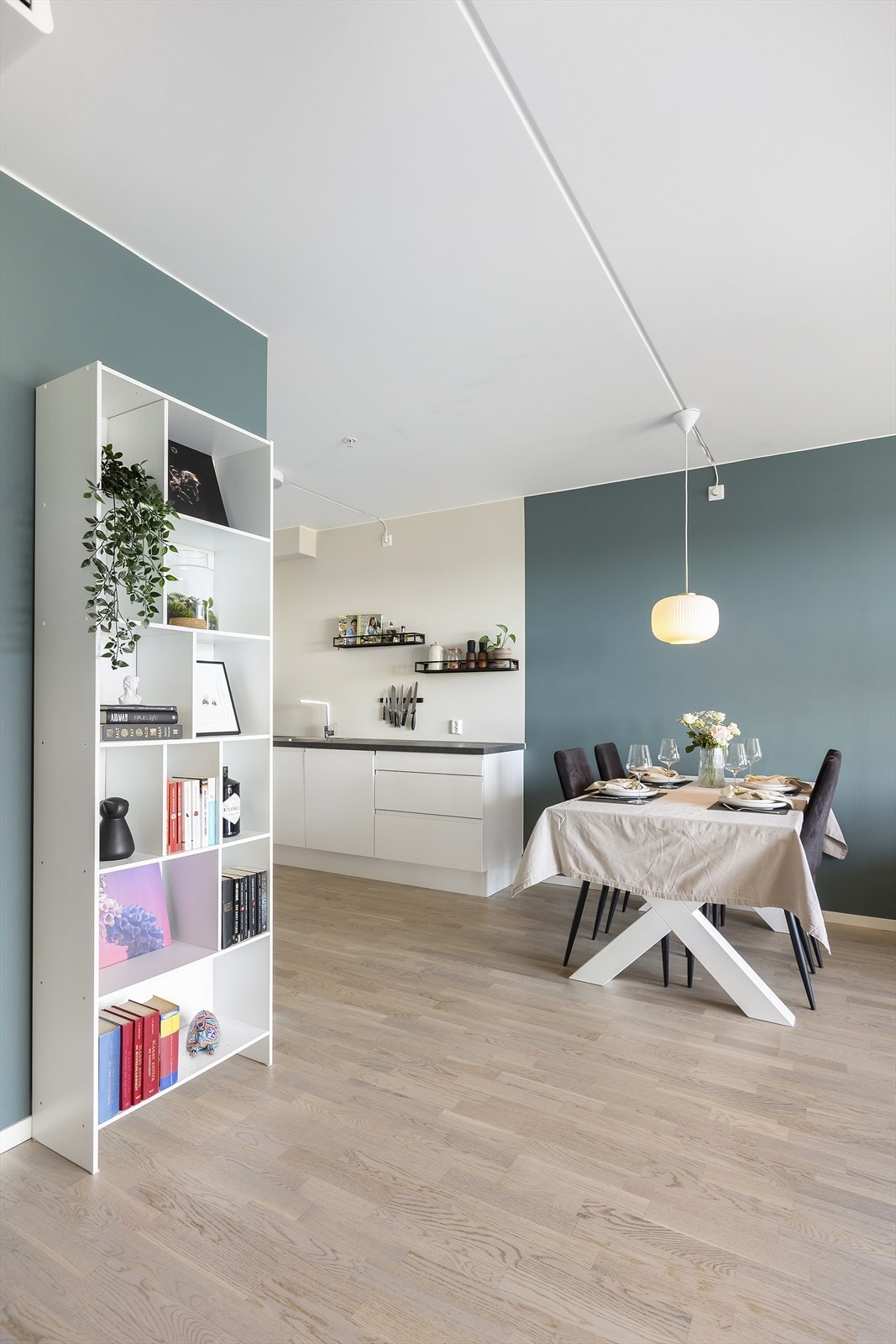 Kjøkkeninnredningen har benkeplate med laminert overflate og god arbeidsplass. Galleribilde