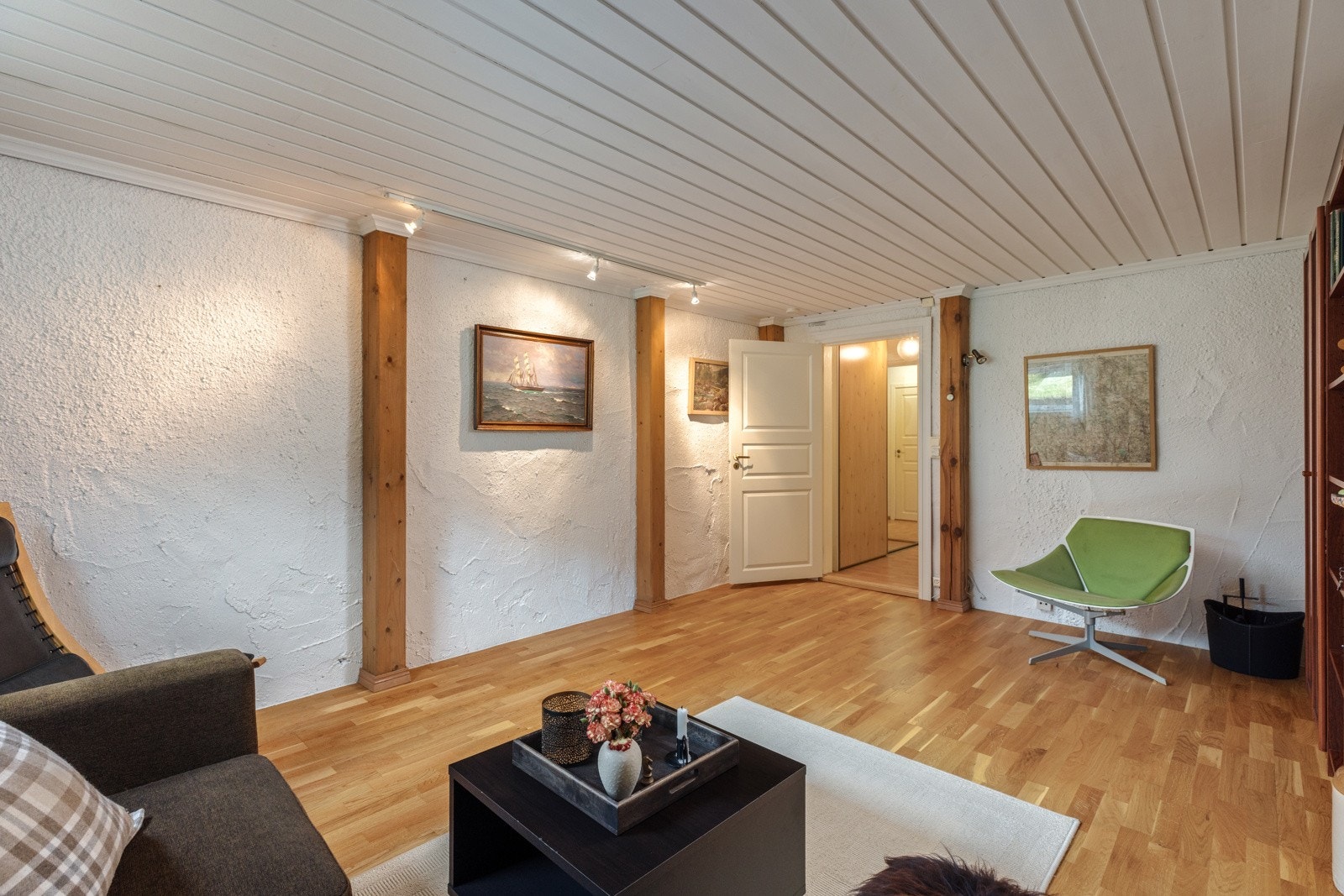 To separate stuer gjør at flere grupper mennesker kan være i boligen samtidig, uten å forstyrre hverandre. Bygging av kjellerstuen er ikke omsøkt. Galleribilde