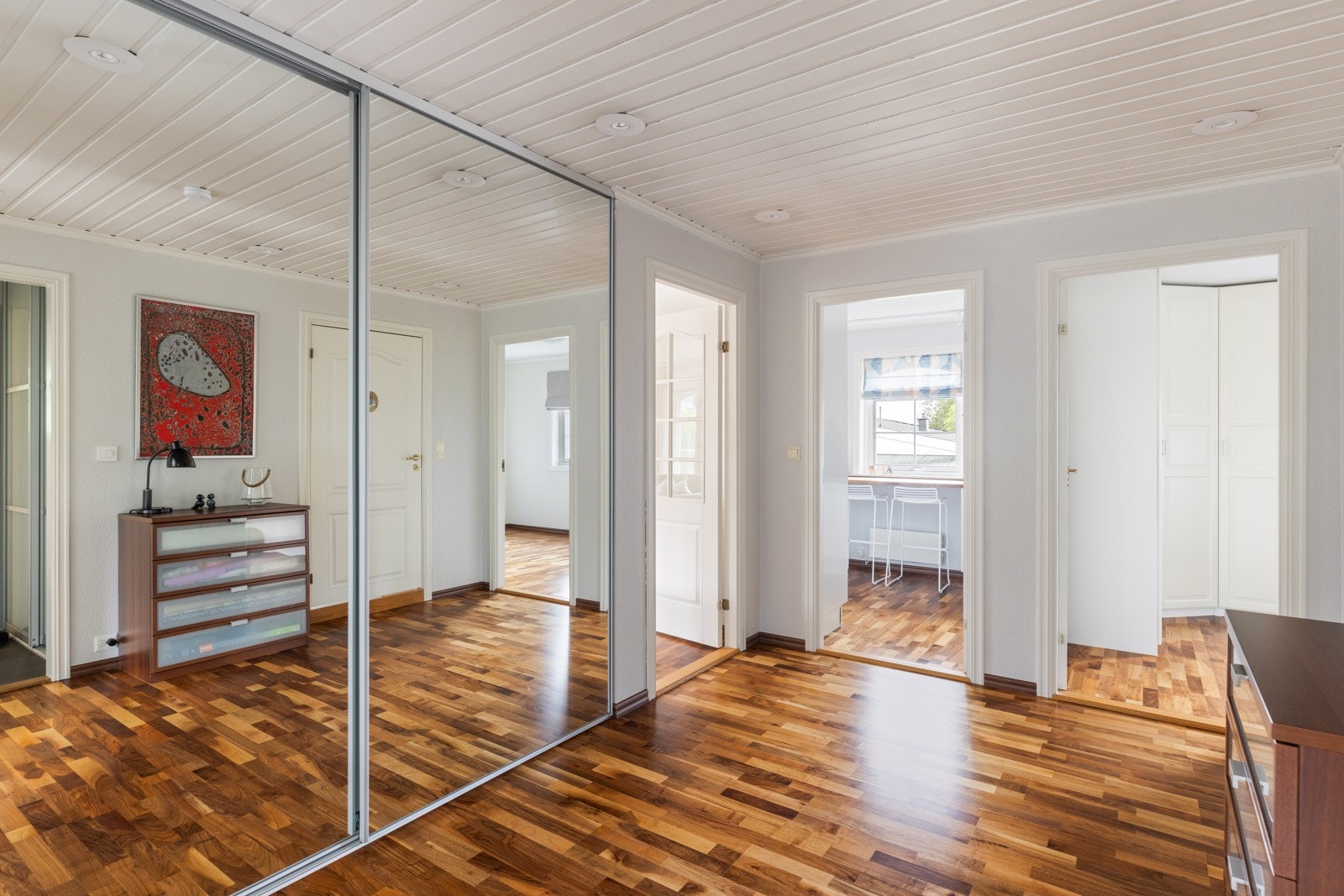 I første etasje er det rikelig med oppbevaringsmuligheter i medfølgende skyvedørsgarderober. Galleribilde