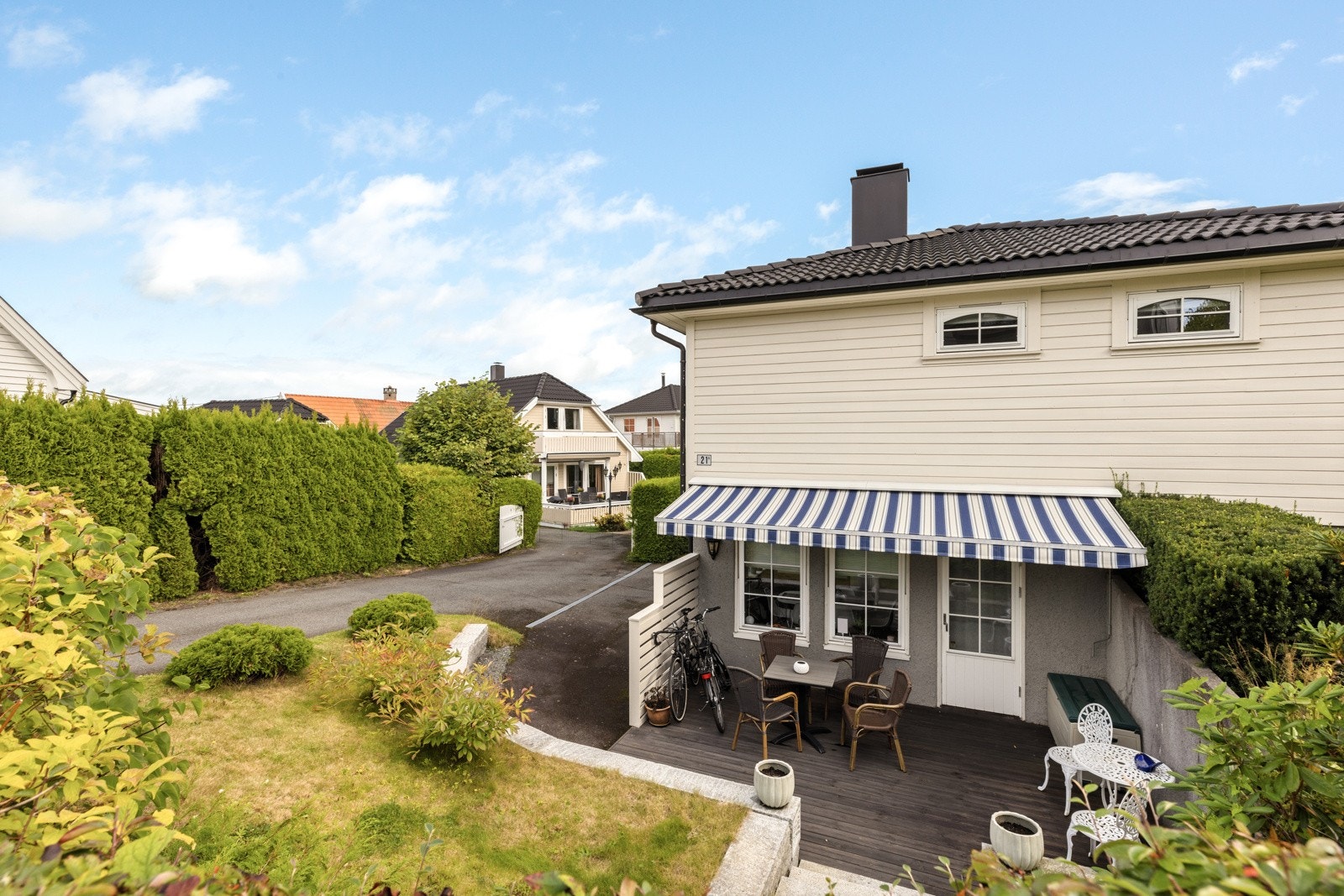 Tilleggsdelen i sokkeletasjen har egen inngang og en koselig uteplass. Galleribilde