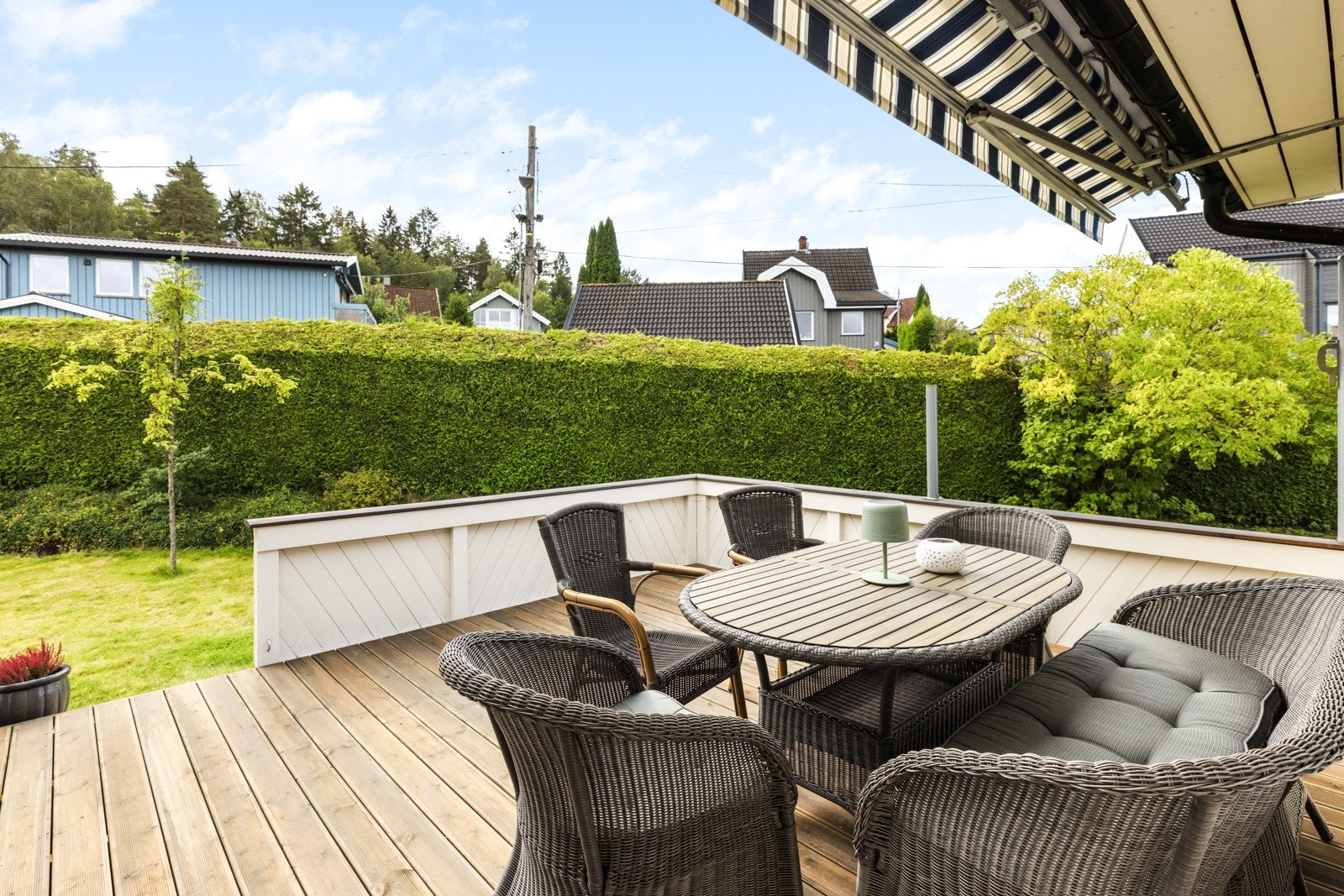 Utenfor stuen er det en lun markterrasse. Galleribilde