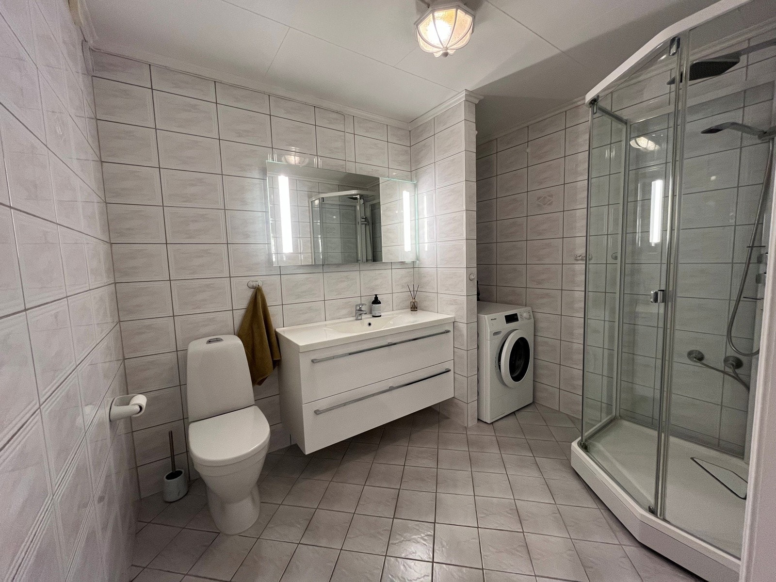 Badet i tilleggsdelen er av god størrelse. Det er plass til vaskemaskin i en egen nisje. Galleribilde