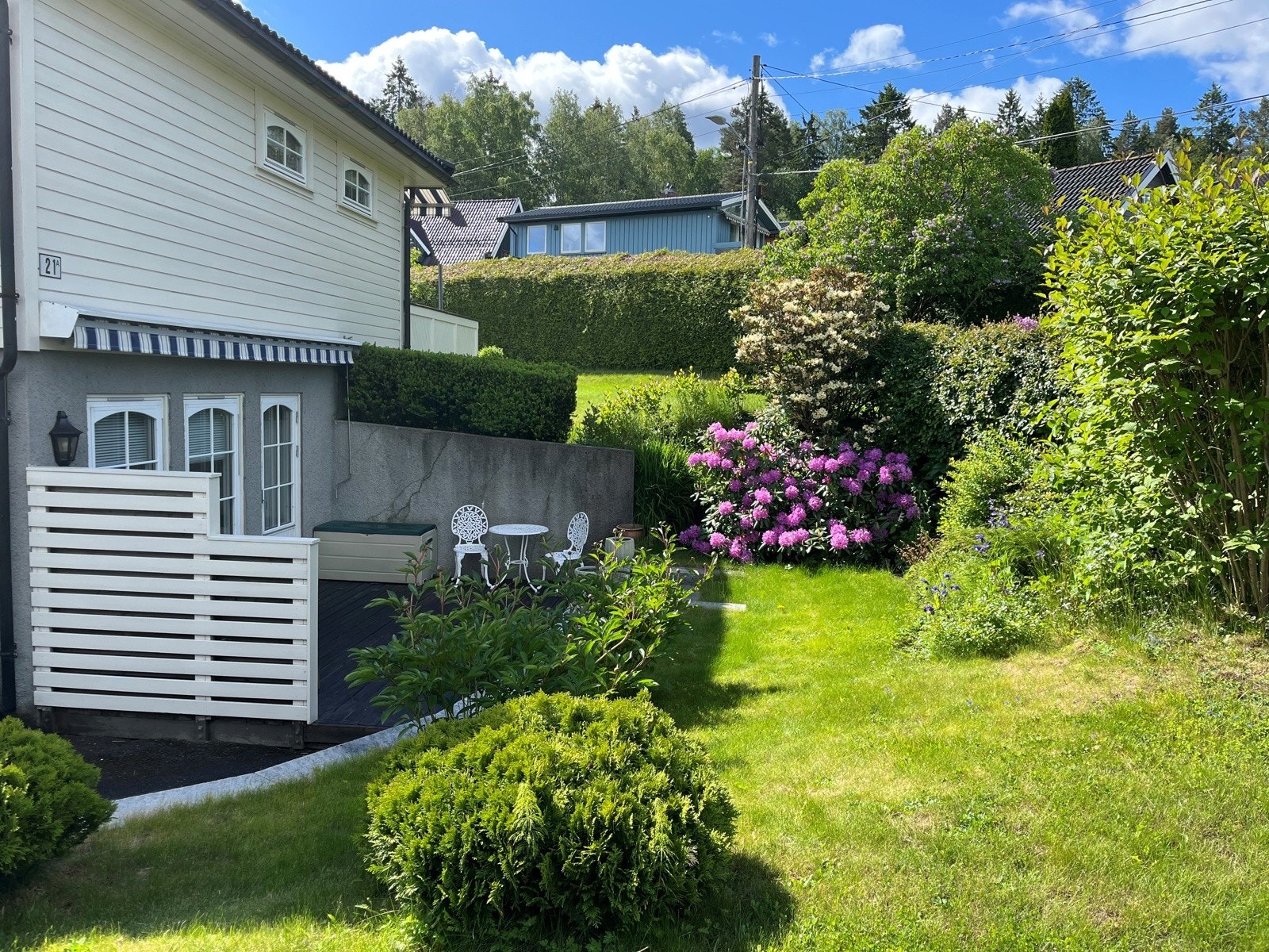 Det er en frodig hage rundt boligen (arkivbilde fra selger). Galleribilde