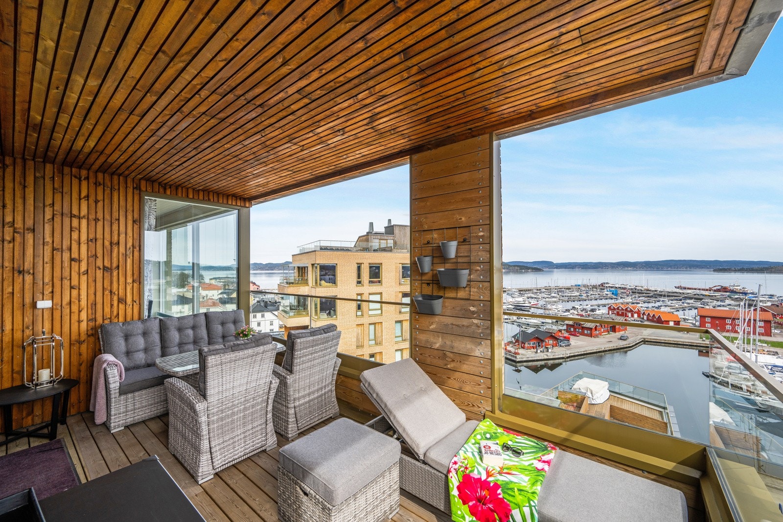 Her finner vi en overbygd balkong med panoramautsikt Galleribilde