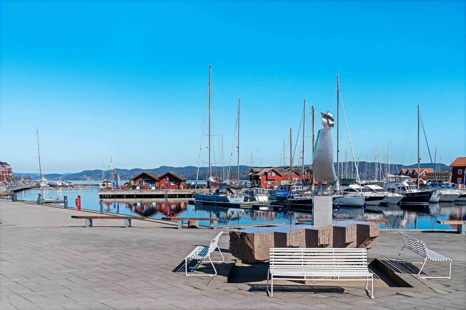 Holmestrand brygge ligger rett nedenfor leligheten Galleribilde