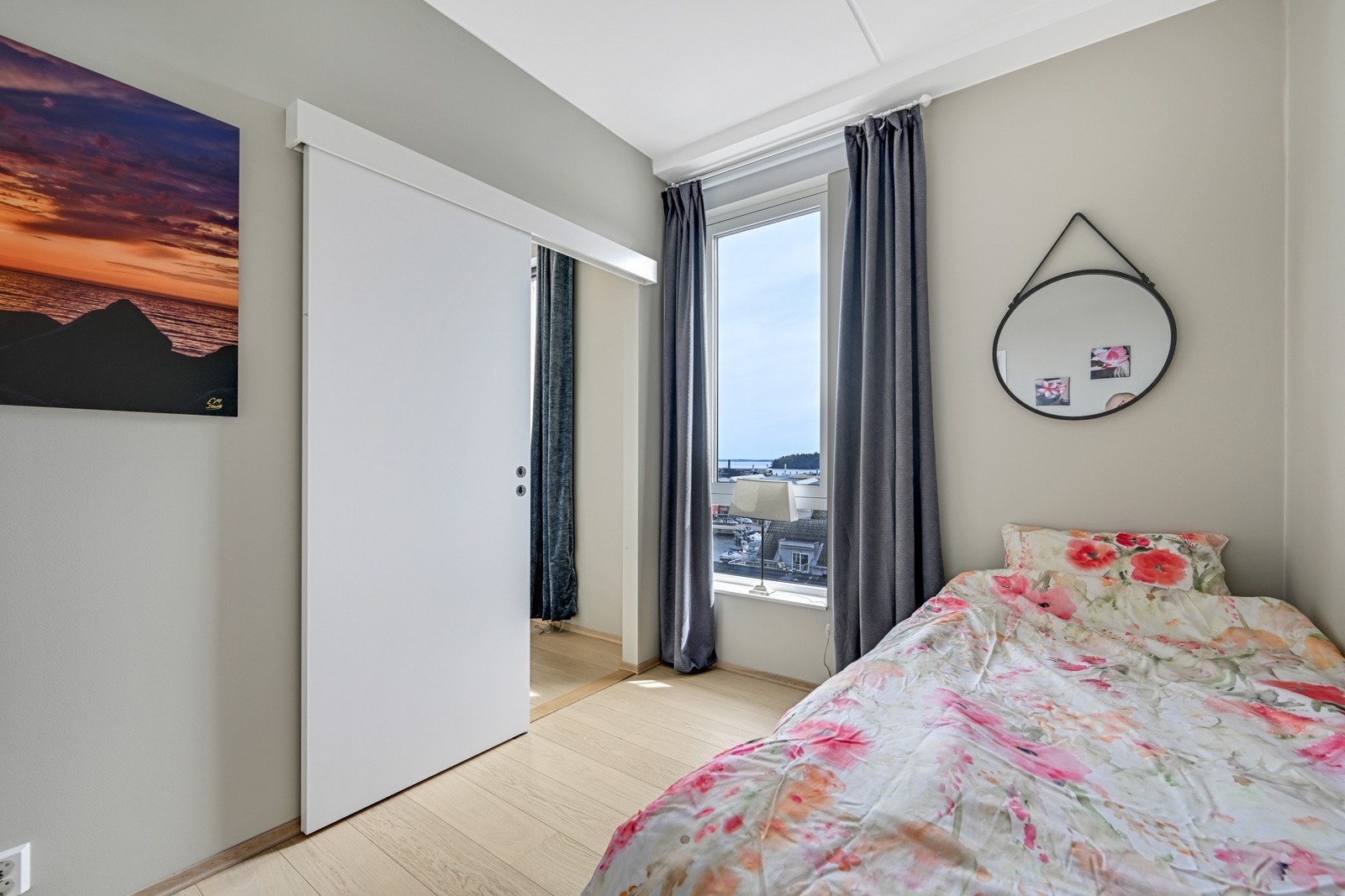 Soverom to har et eget rom/bod hvor man kan ha walk-in eller kontor Galleribilde