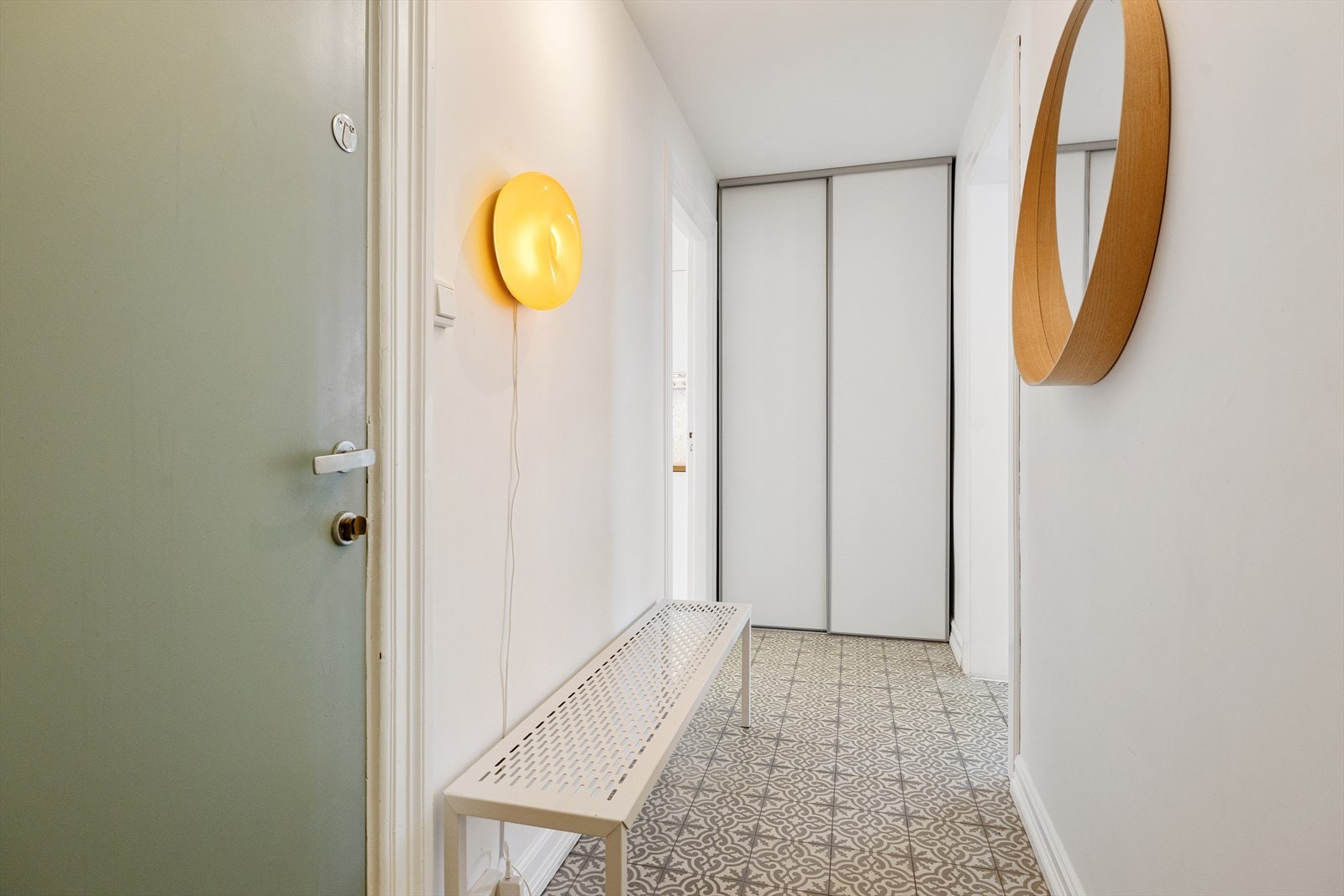 I tillegg har boligen en praktisk skyvedørsgarderobe med opplegg for vaskemaskin og plass til tørketrommel. Galleribilde