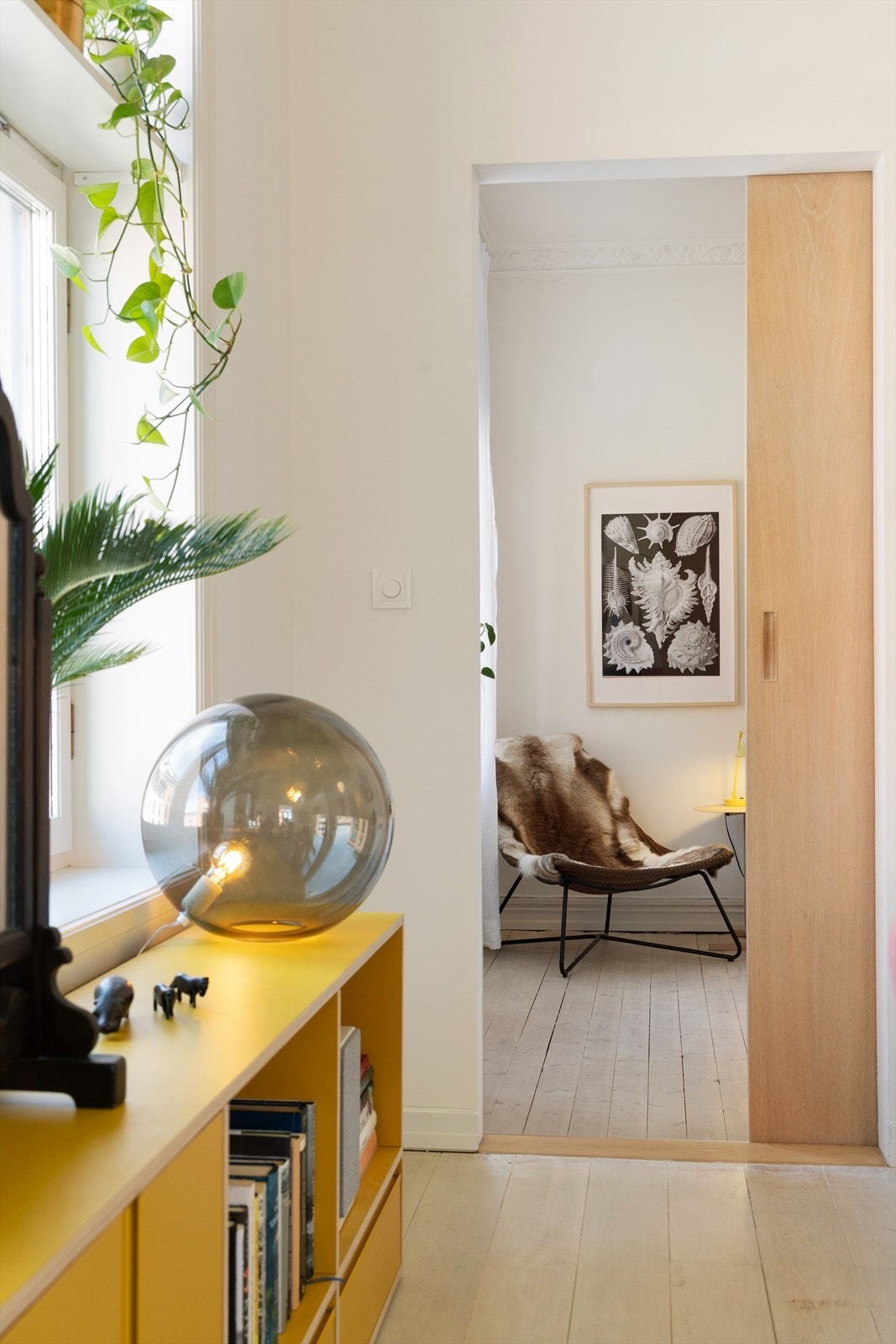 Fra stuen er det inngang til boligens hovedsoverom. Galleribilde