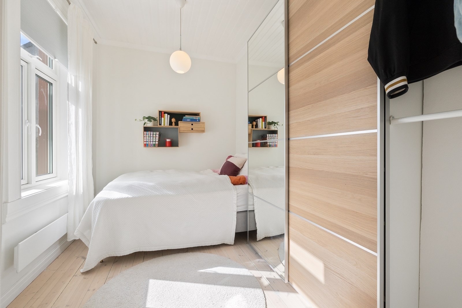 Boligens andre soverom er fleksibelt og har god plass til seng, sovesofa, hjemmekontor eller gjesterom, eventuelt en kombinasjon. Galleribilde