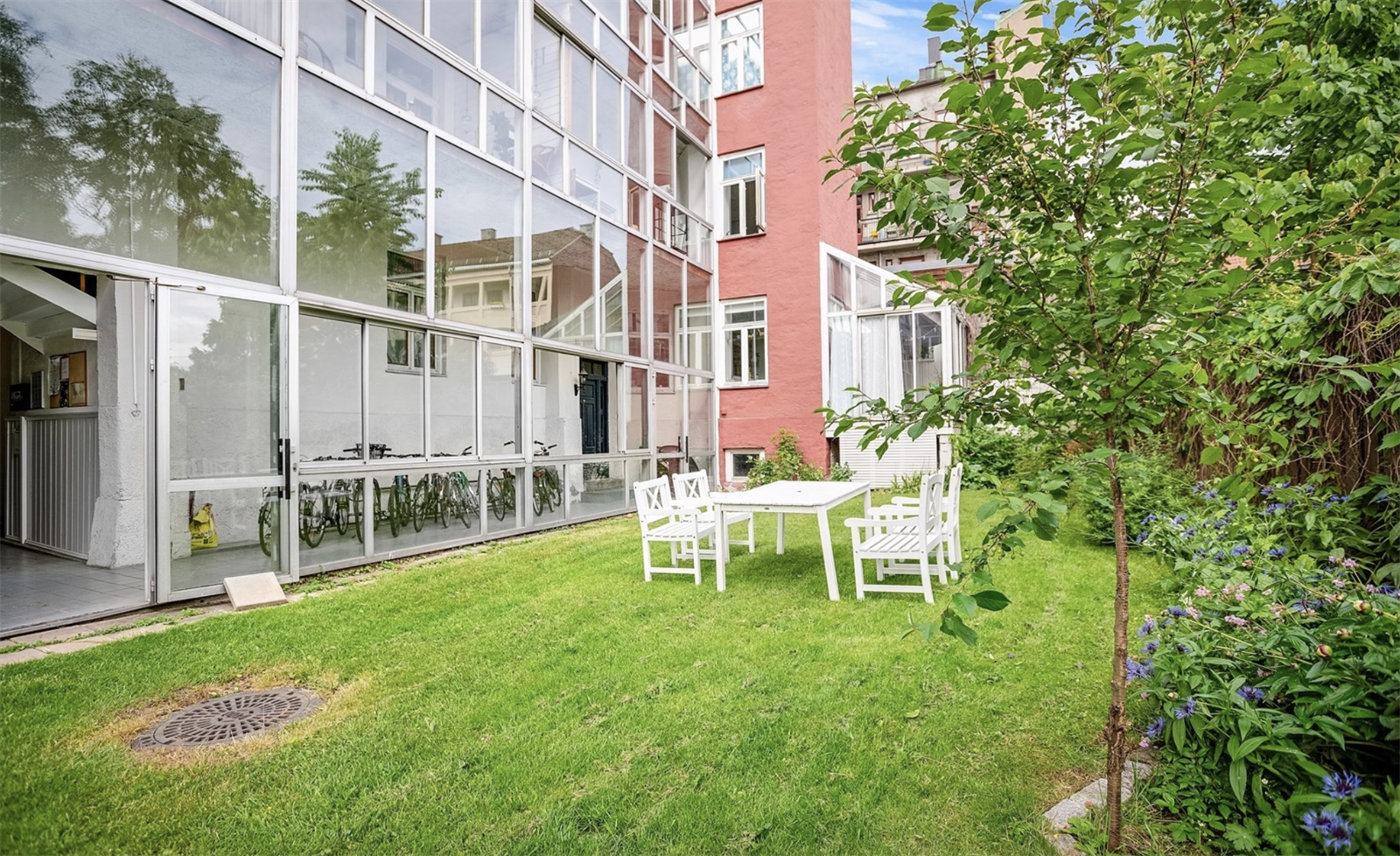 Her får du en pen og lukket bakgård med sitteplasser. Glasset i første etasje nå fjernet ifbm balkongrehabiliteringsprosjektet. Galleribilde