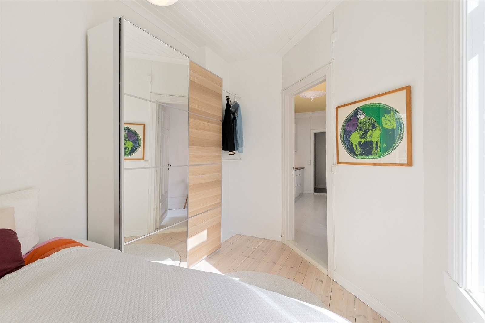 Rommet er utstyrt med en praktisk skyvedørsgarderobe som gir svært gode oppbevaringsmuligheter. Galleribilde
