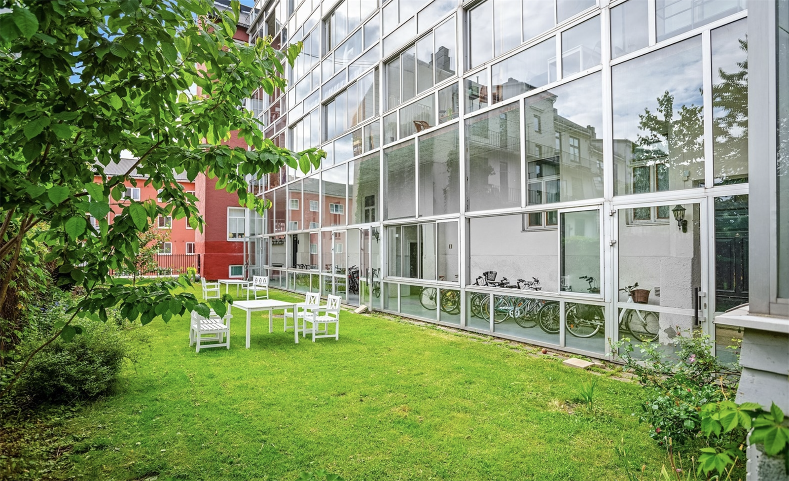 Er kan du nyte flotte og frodige omgivelser. Glasset i første etasje nå fjernet ifbm balkongrehabiliteringsprosjektet. Galleribilde