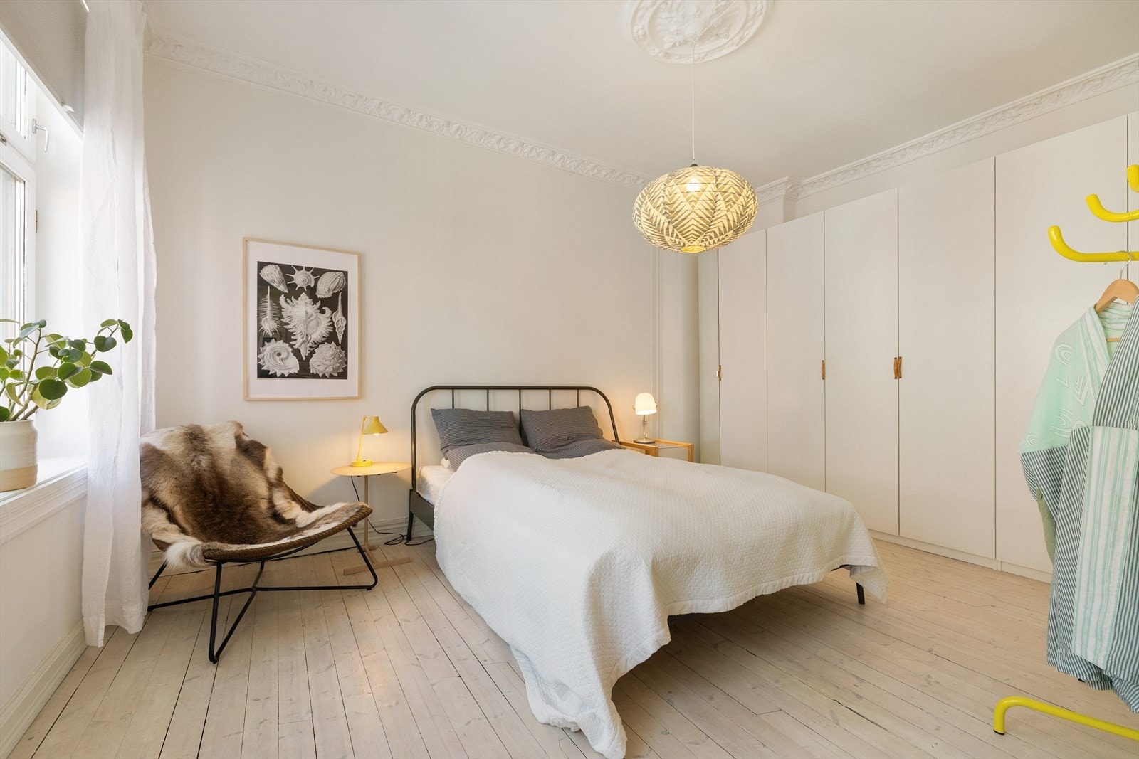 Stort og lunt hovedsoverom med god plass til dobbeltseng, nattbord, garderobeløsning og øvrig møblement. Galleribilde