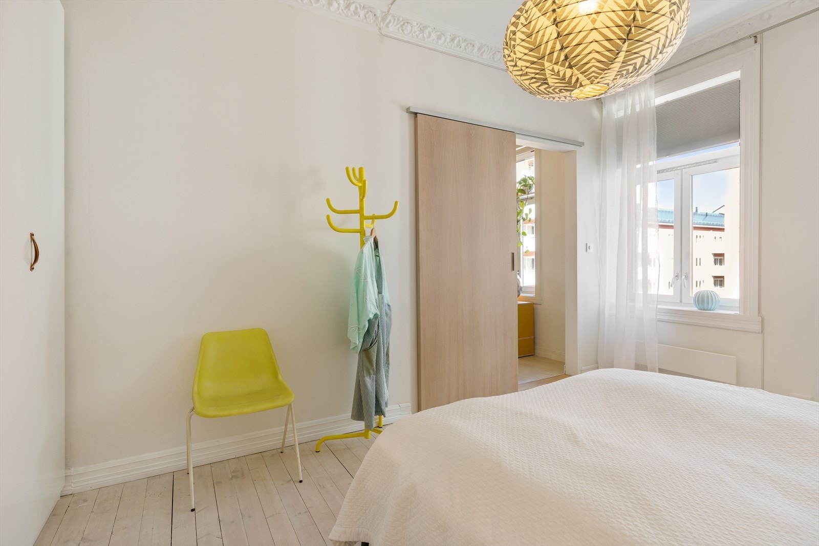 Rommet har en flott spesiallaget skyvedør i eik. Galleribilde