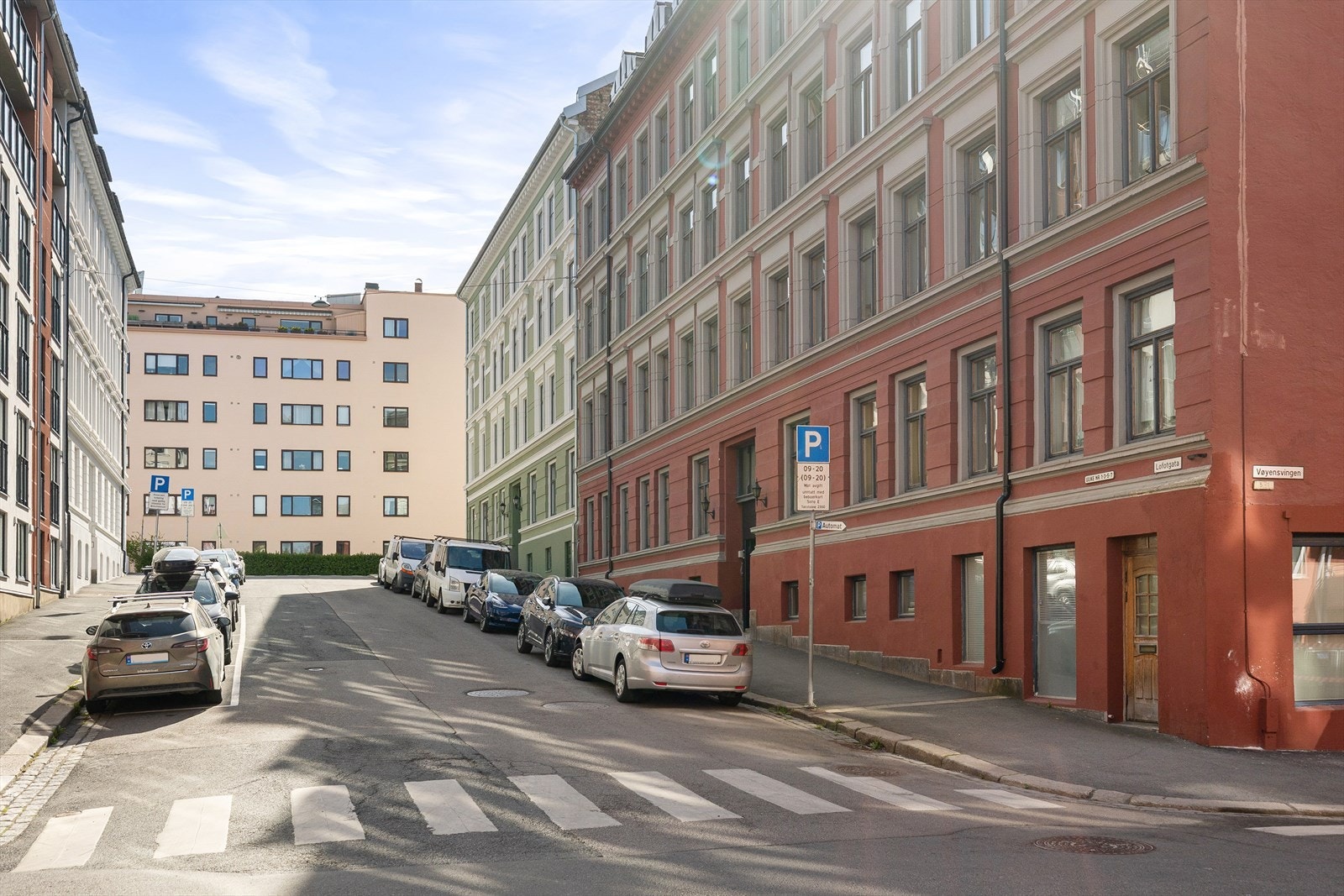 Boligen har en fantastisk beliggenhet i et veletablert og rolig bomiljø med lite trafikk. Galleribilde