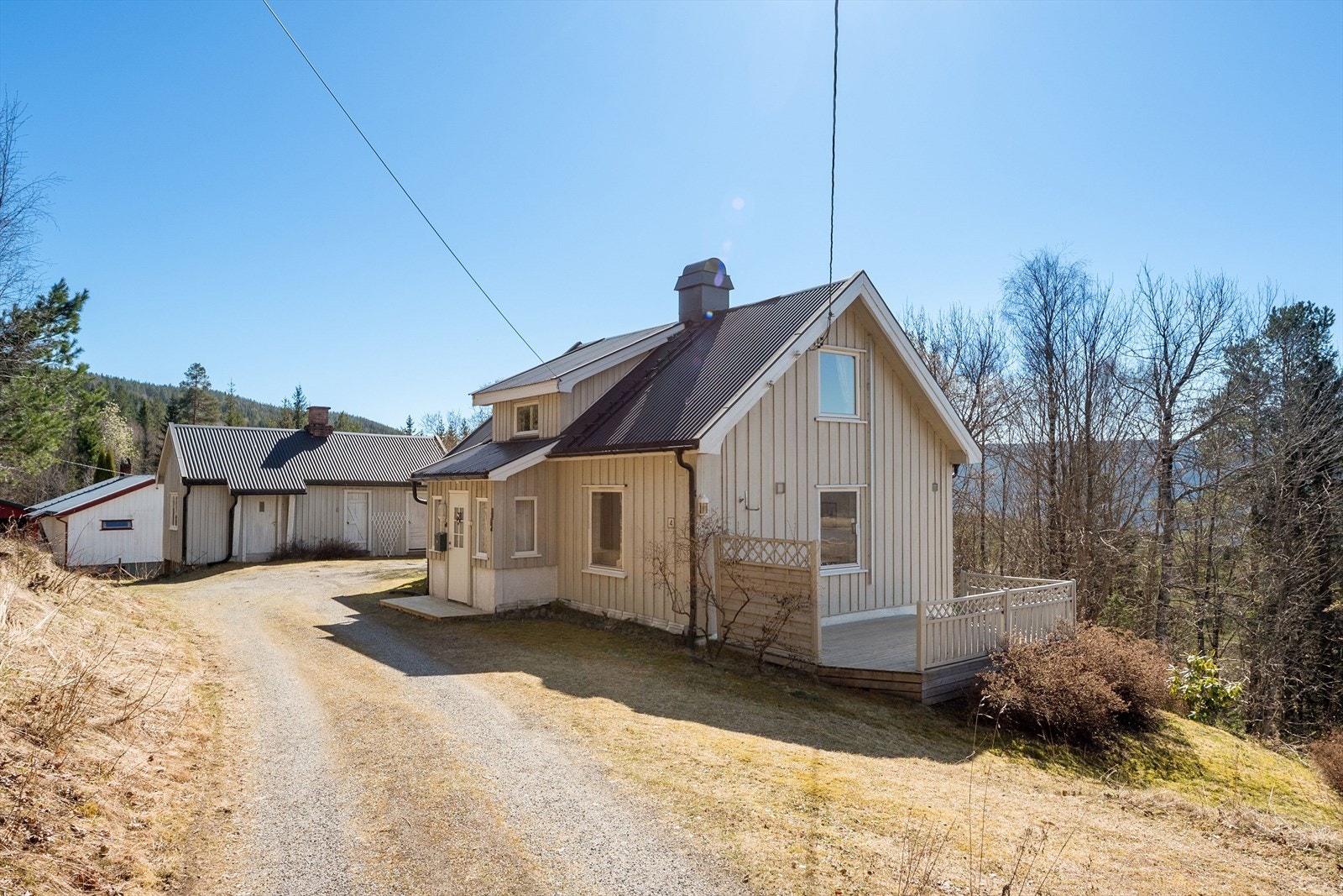Idyllisk uteområde med flere fine uteplasser! Galleribilde