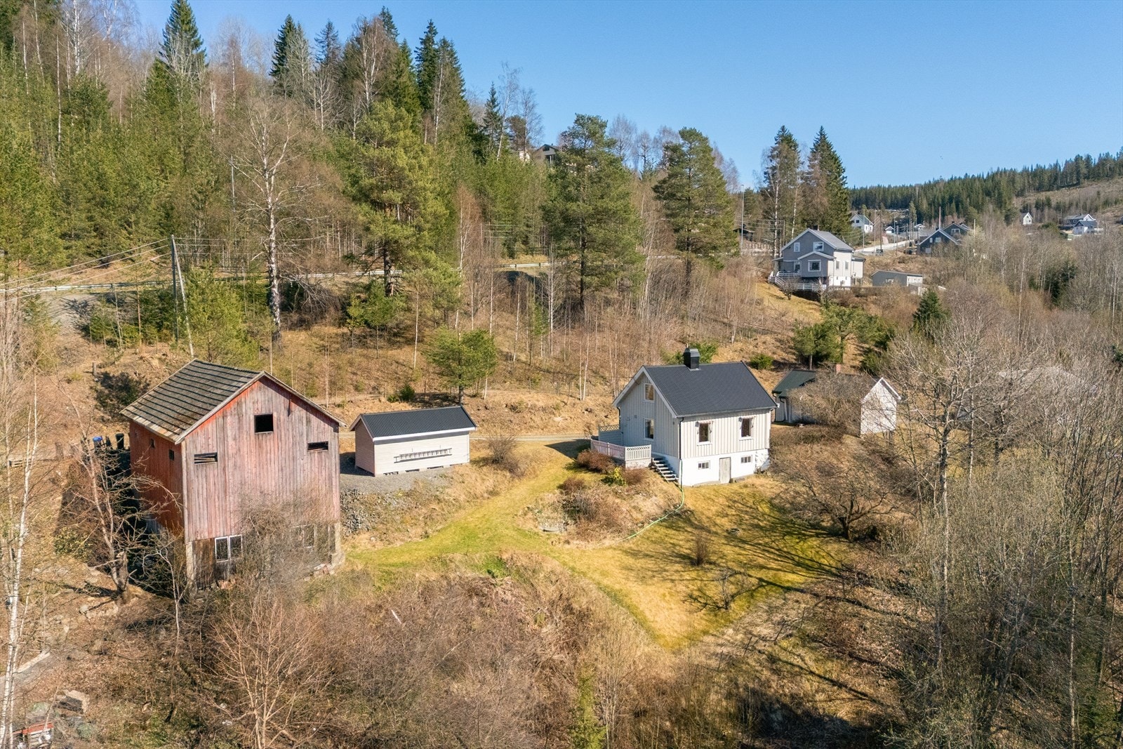 Ønsker du et hjem med med småbrukspreg og stor tomt med muligheter for kjøkkenhage, kanin, høns eller kanskje en hest? Da er dette en perfekt mulighet! Galleribilde