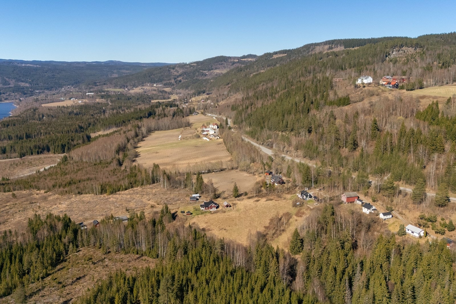 Naturskjønne og landlige omgivelser med flotte turmuligheter både sommer og vinter. Galleribilde