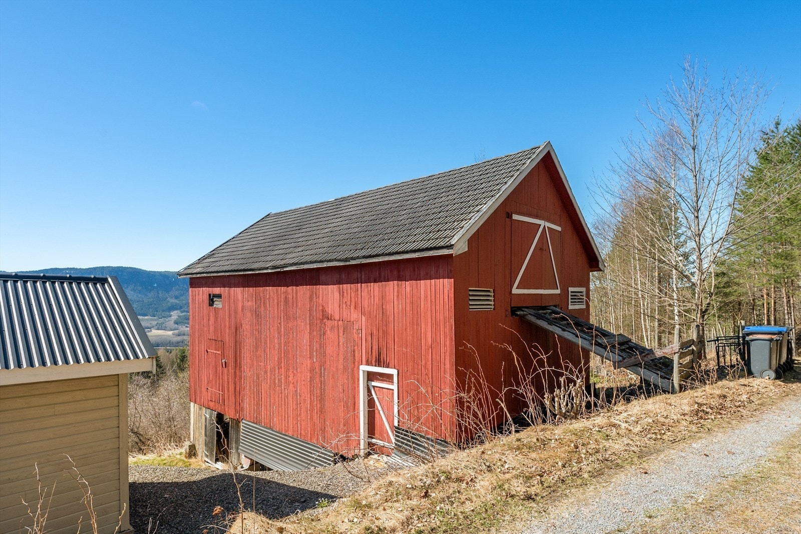 Låve. Galleribilde