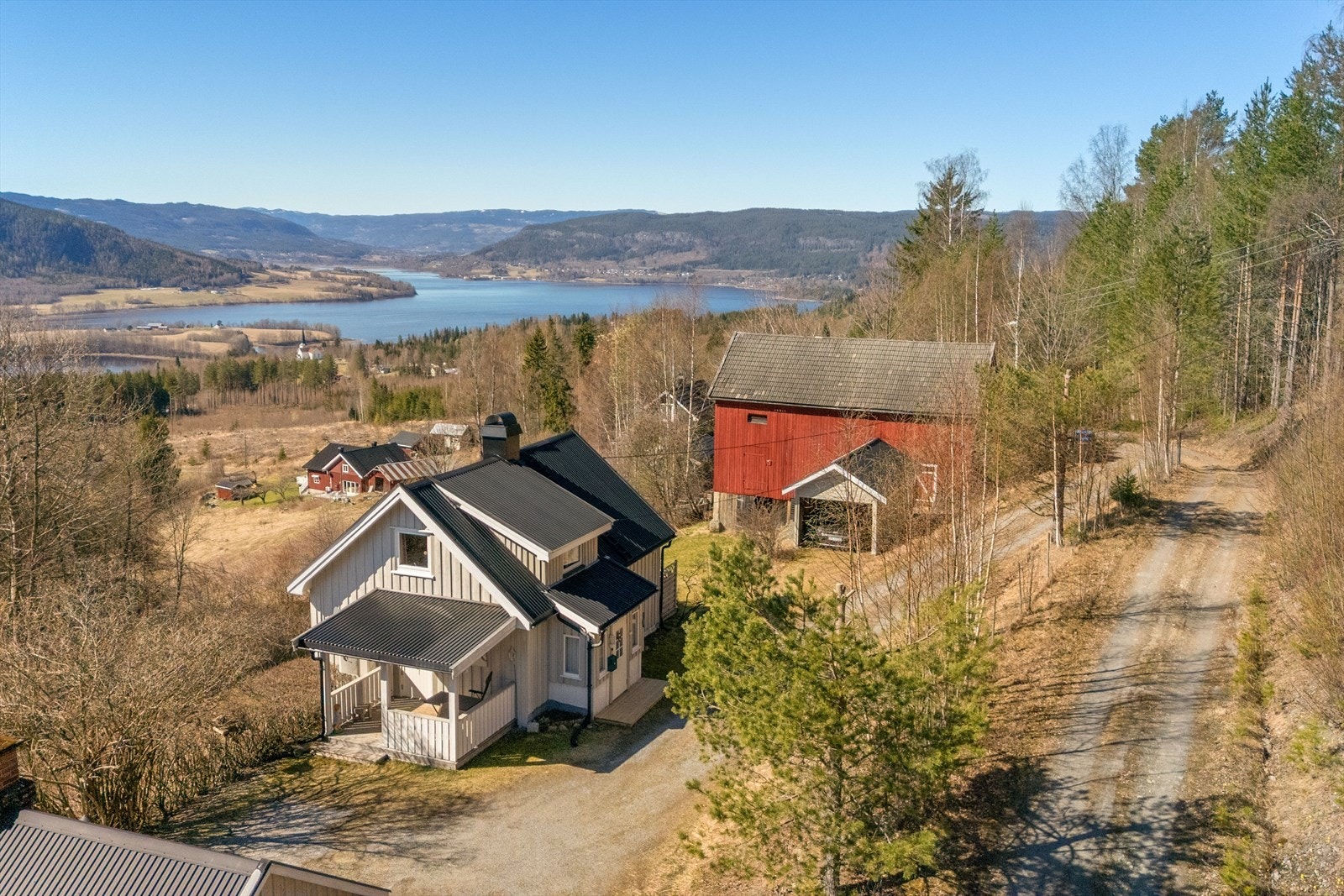 Velkommen til Brattlandsbakken 4; en sjarmerende eiendom med småbrukspreg. Foto: Torben Wirkestad. Galleribilde