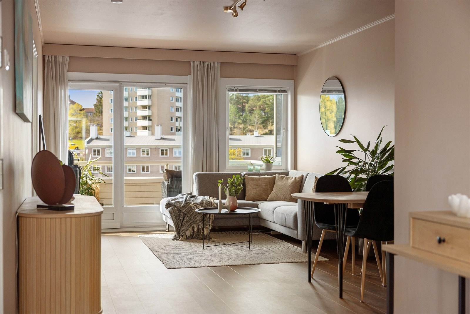 Det er god plass til sofa, tv-bord og spisebord. Galleribilde