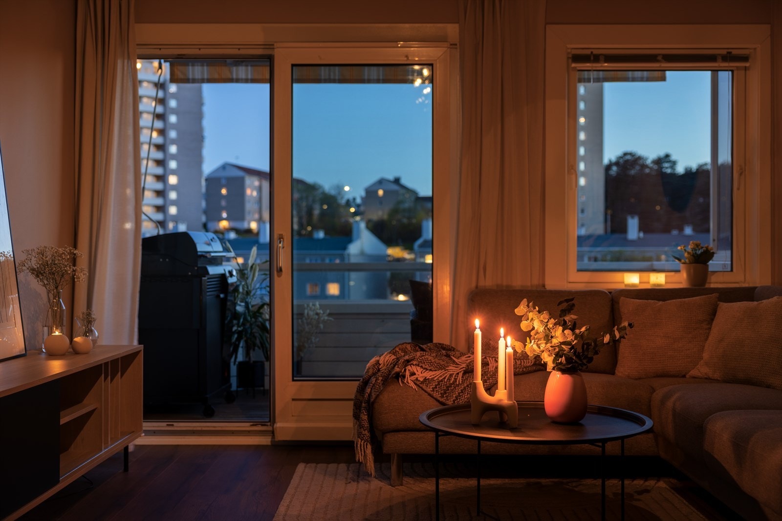 Hyggelig kveldsstemning i stuen, med direkte utgang til balkongen. Galleribilde