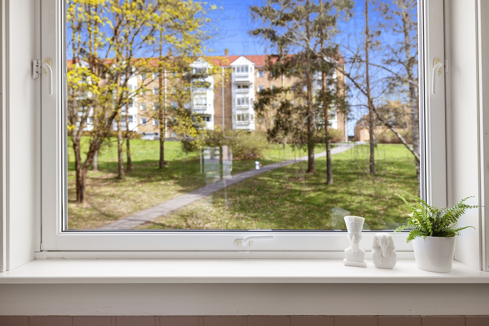 Soverommet vender ut mot rolig bakgård. Galleribilde