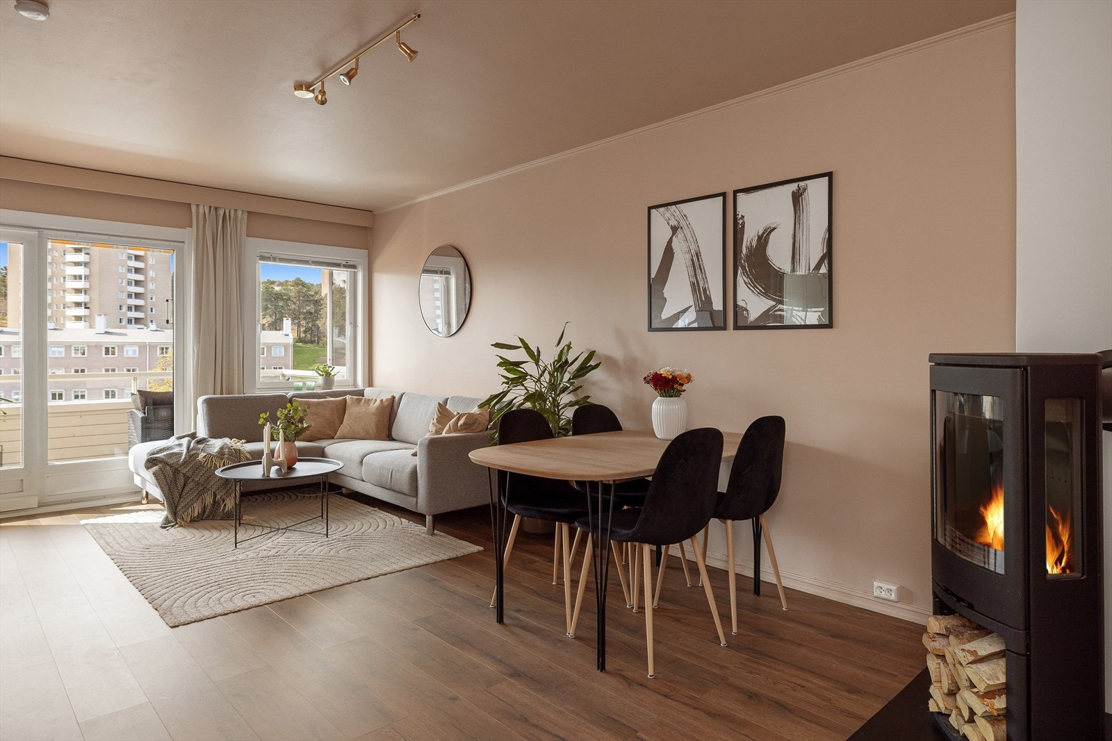 Stuen er fleksibel og lett å møblere etter egne behov og preferanser. Galleribilde