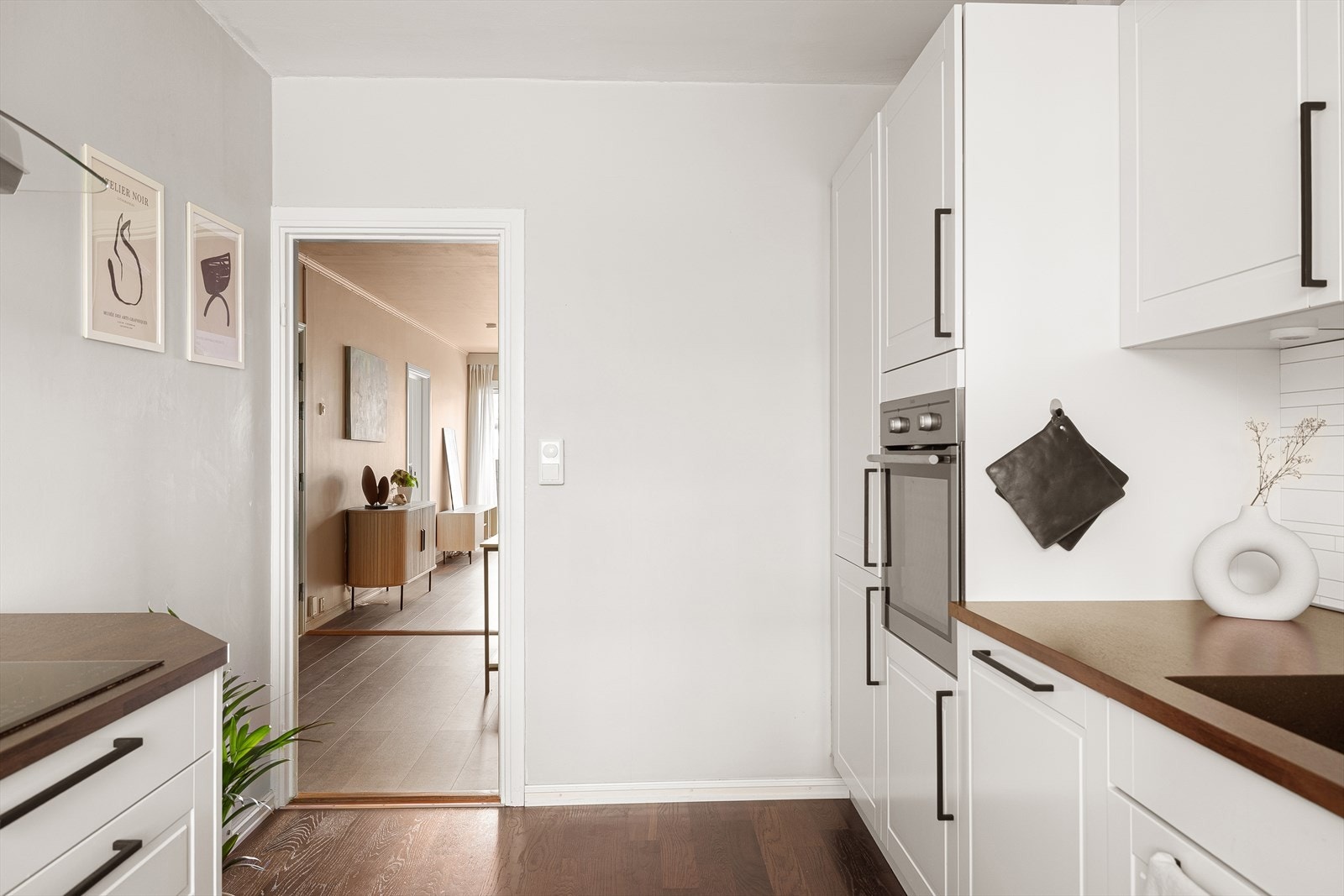 Kjøkkenet er utstyrt med integrerte hvitevarer, herunder kjøl/fryseskap, oppvaskmaskin, stekeovn og platetopp. Galleribilde