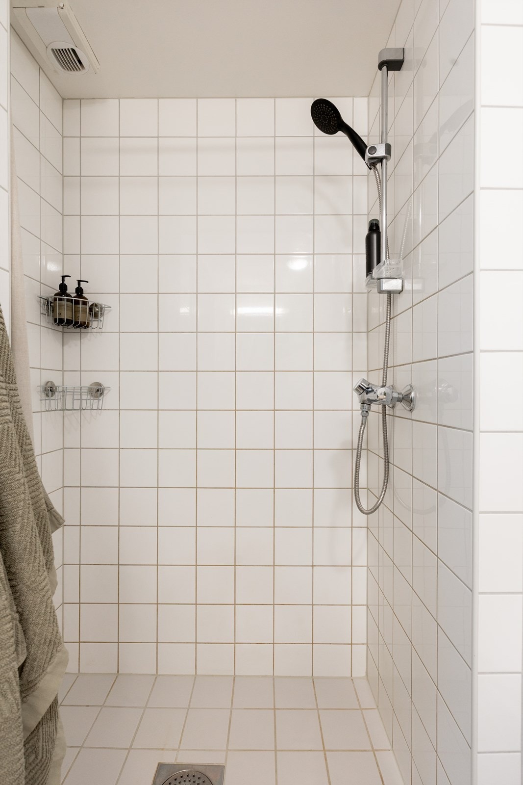 Badet er innredet med med vegghengt klosett, servant nedfelt i innredning, speil og dusjnisje. Galleribilde