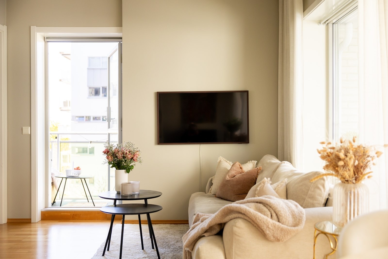 Stuen er lys og luftig med store vindusflater som sørger for rikelig med innslipp av naturlig lys. Galleribilde