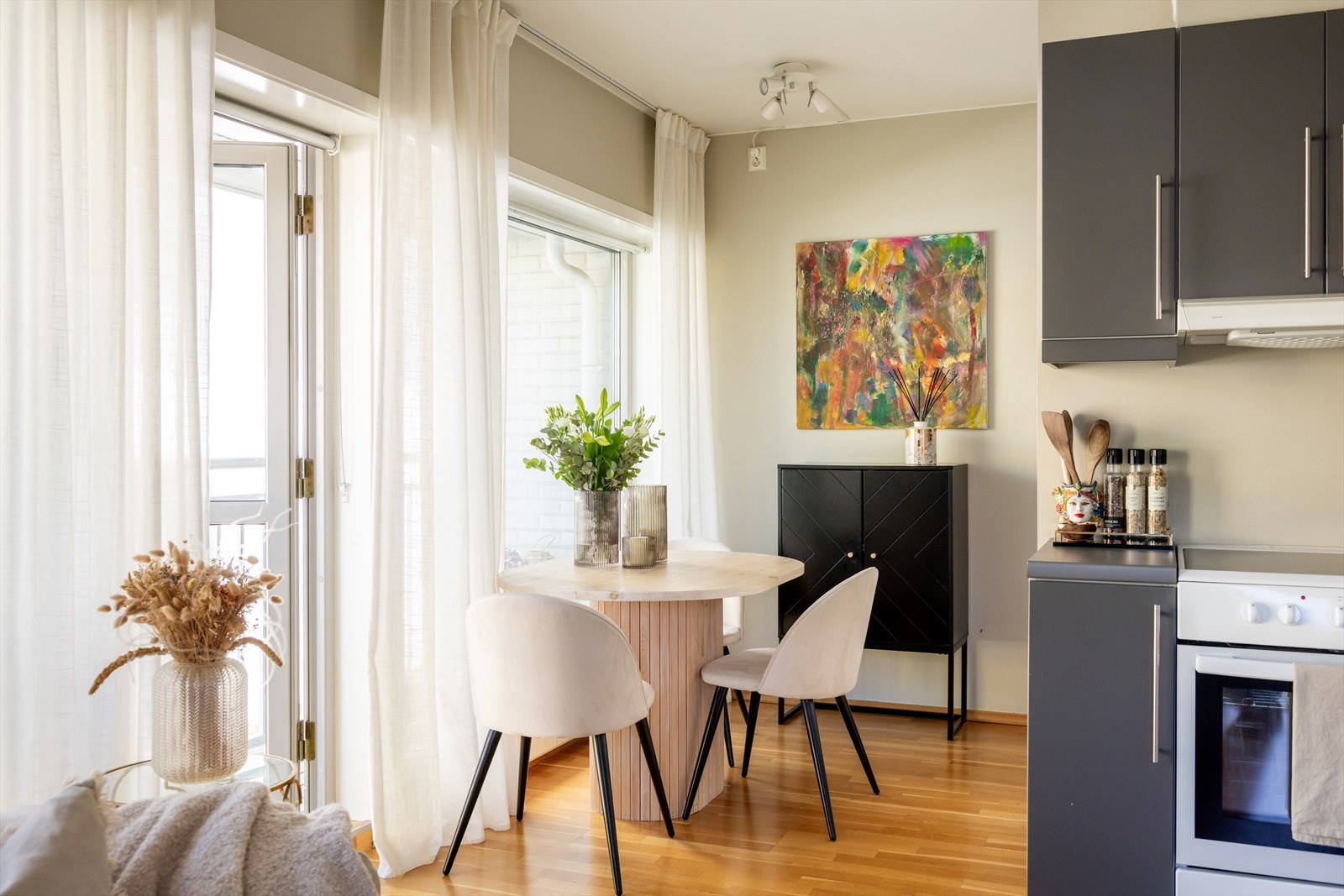 Det er god plass til å møblere med spisebord i tilknytning til kjøkkenet. Galleribilde