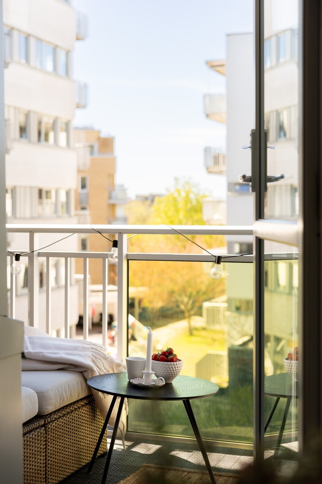 Fra stuen er det utgang til en av boligens to balkonger. Galleribilde