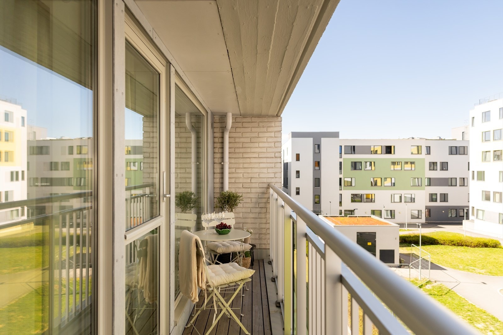 Den nordvendte balkongen på 5m² byr på hyggelige morgenstunder, ideell for rolige morgener. Galleribilde