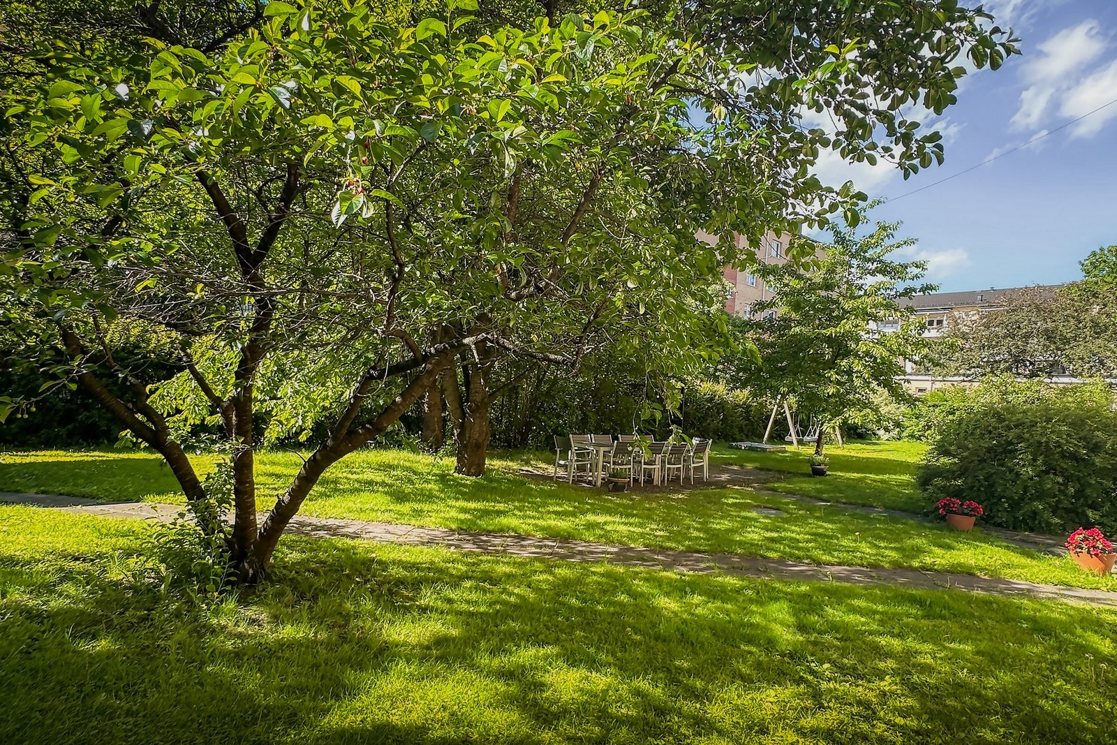 Sameiets felles bakgård er et hyggelig og skjermet uteområde med sittegrupper. Galleribilde