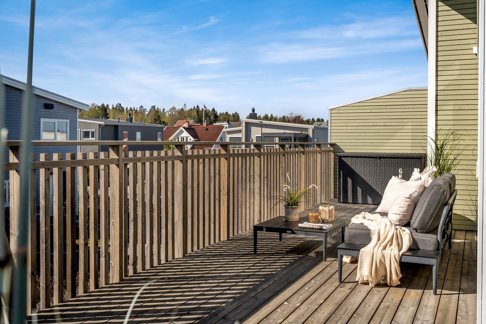 Verandaen i 2. etasje har vinkelform Galleribilde